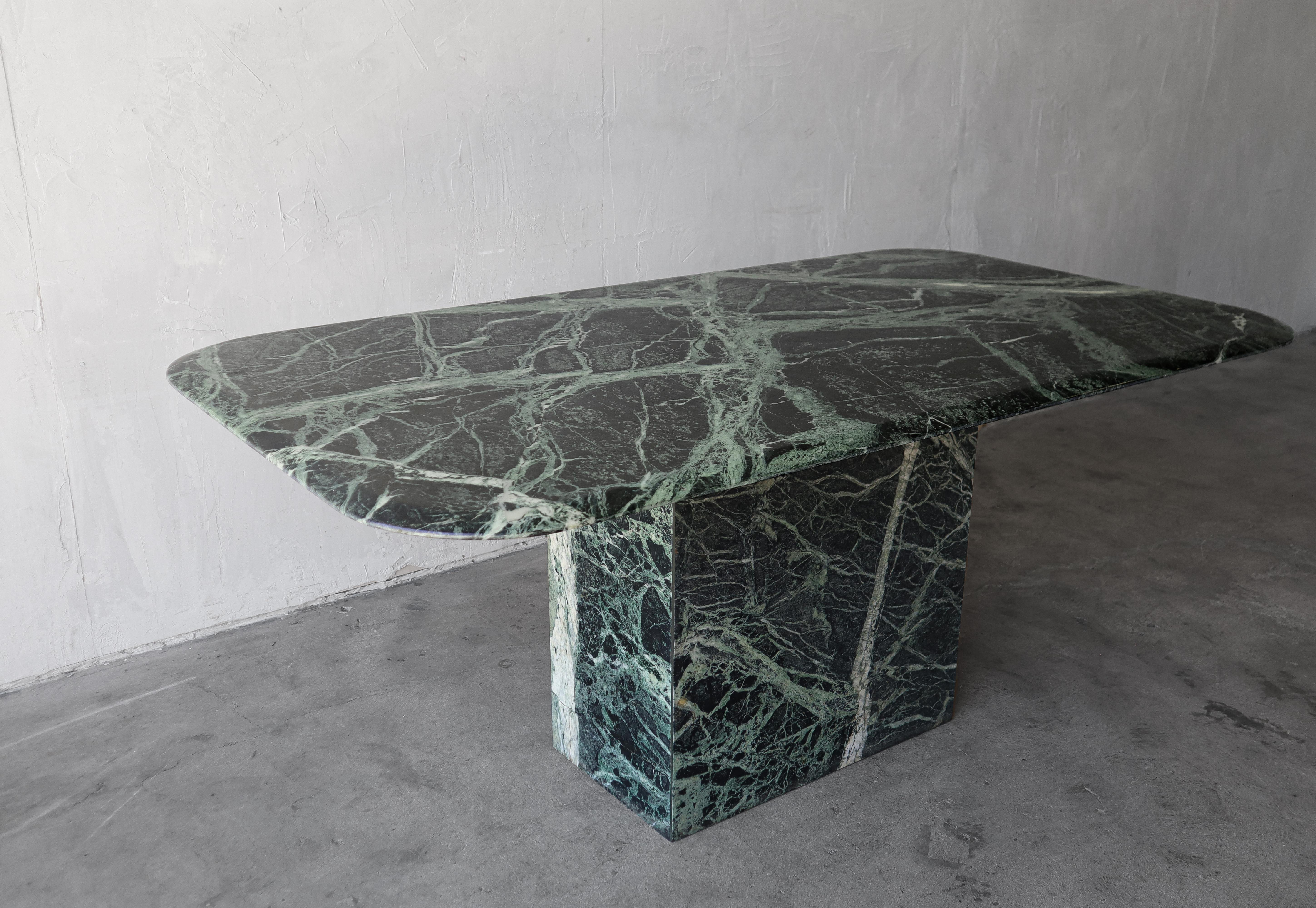 Mesa de comedor rectangular de mármol verde siglo XX en venta
