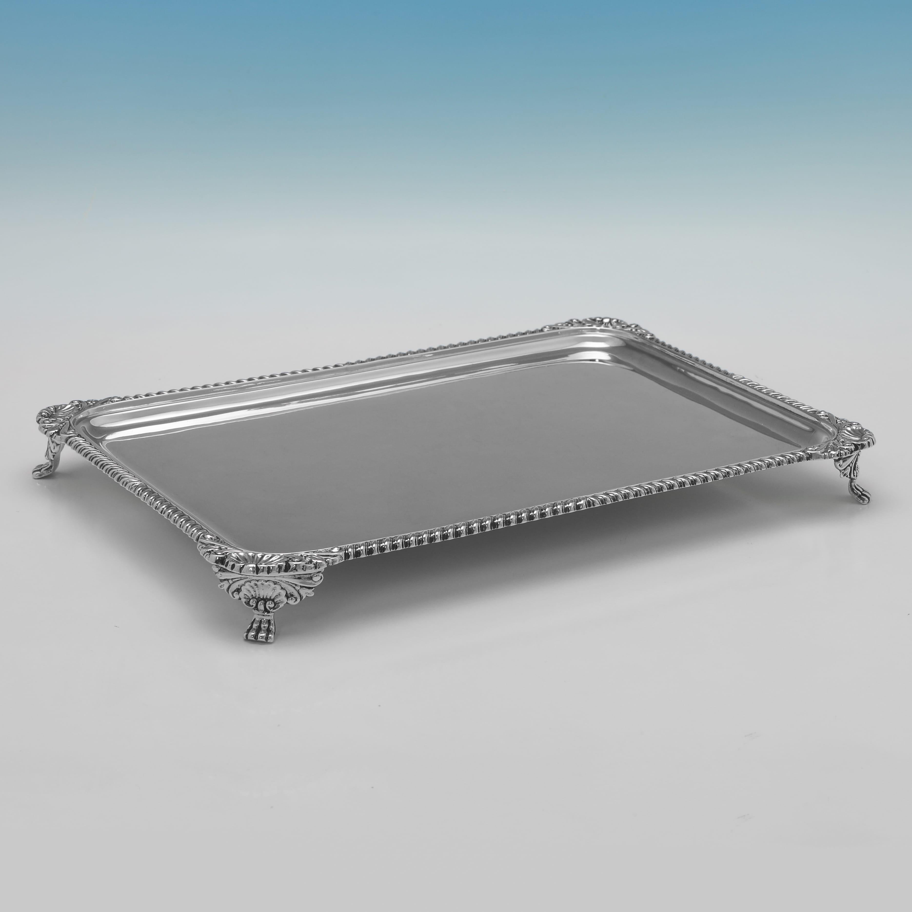 Dieser attraktive, antike, viktorianische Sterling-Silber-Salver wurde 1896 in Sheffield von Harrison Brothers & Howson gepunzt. Er steht auf 4 Gussfüßen und hat eine Muschel- und Gadroon-Bordüre. Der Salver ist 3 cm (1,25