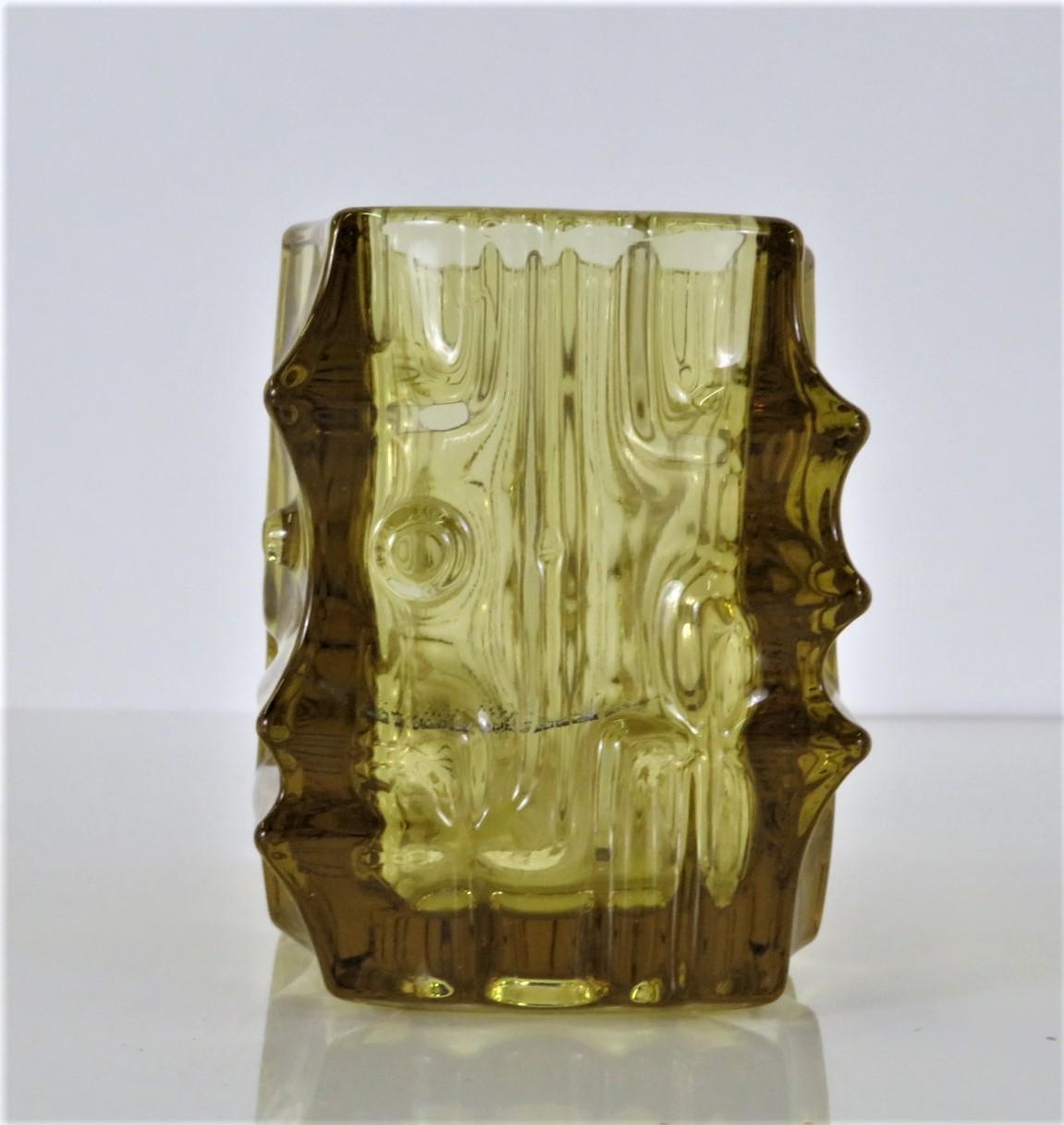 Pressé Vase rectangulaire en verre Vladislav Urban Glass Sklo Rosice Verrerie Tchécoslovaquie 1968 en vente