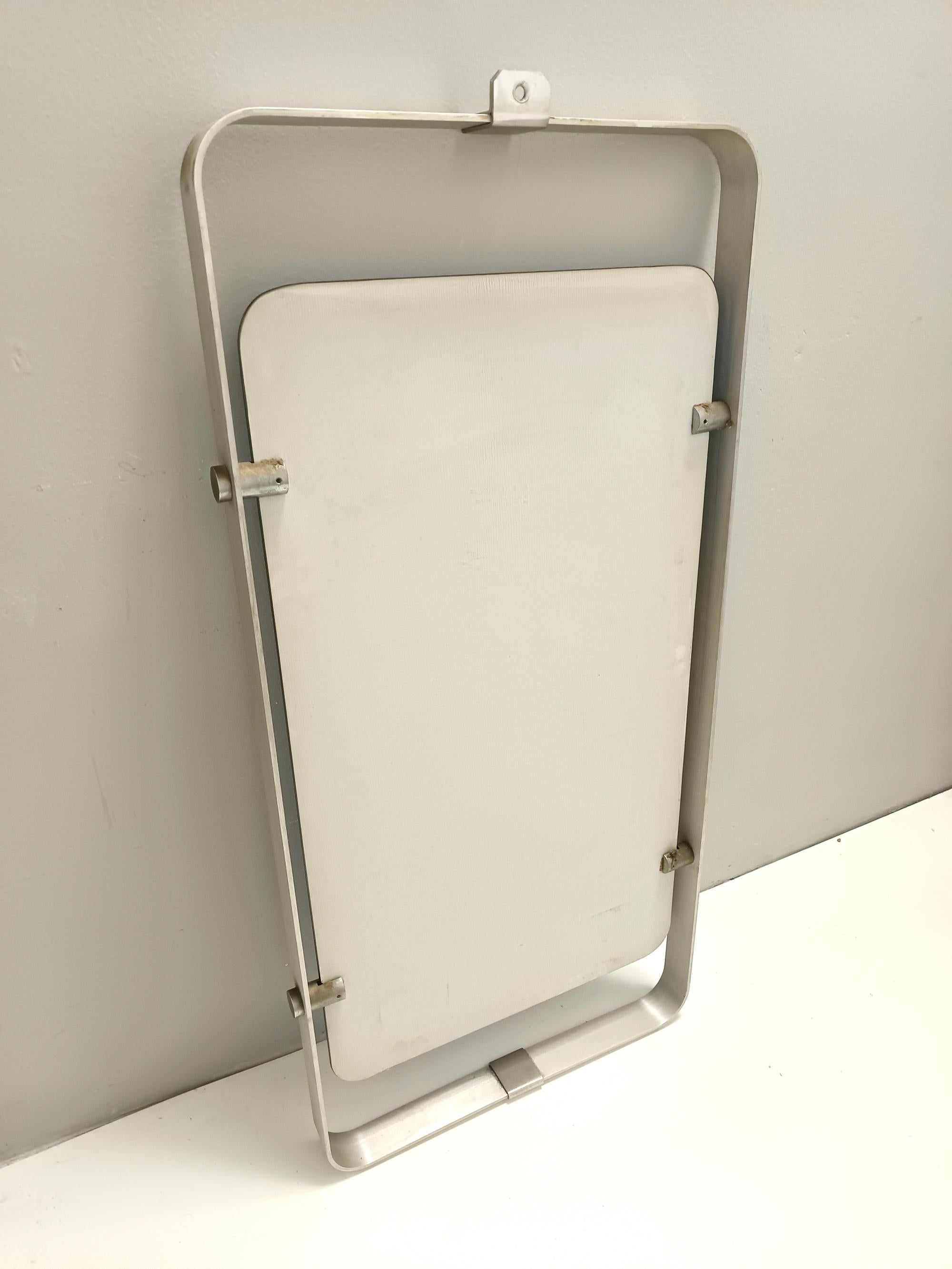 italien Miroir mural rectangulaire avec cadre en métal glacé Silver, Italie, années 1970 en vente