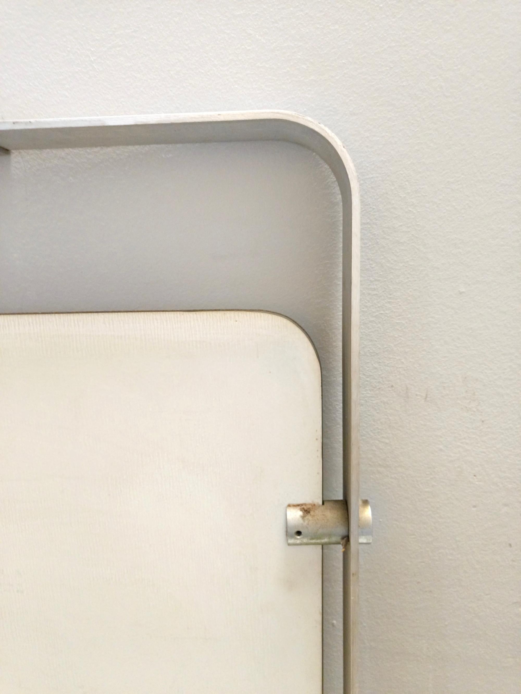 Vernissé Miroir mural rectangulaire avec cadre en métal glacé Silver, Italie, années 1970 en vente