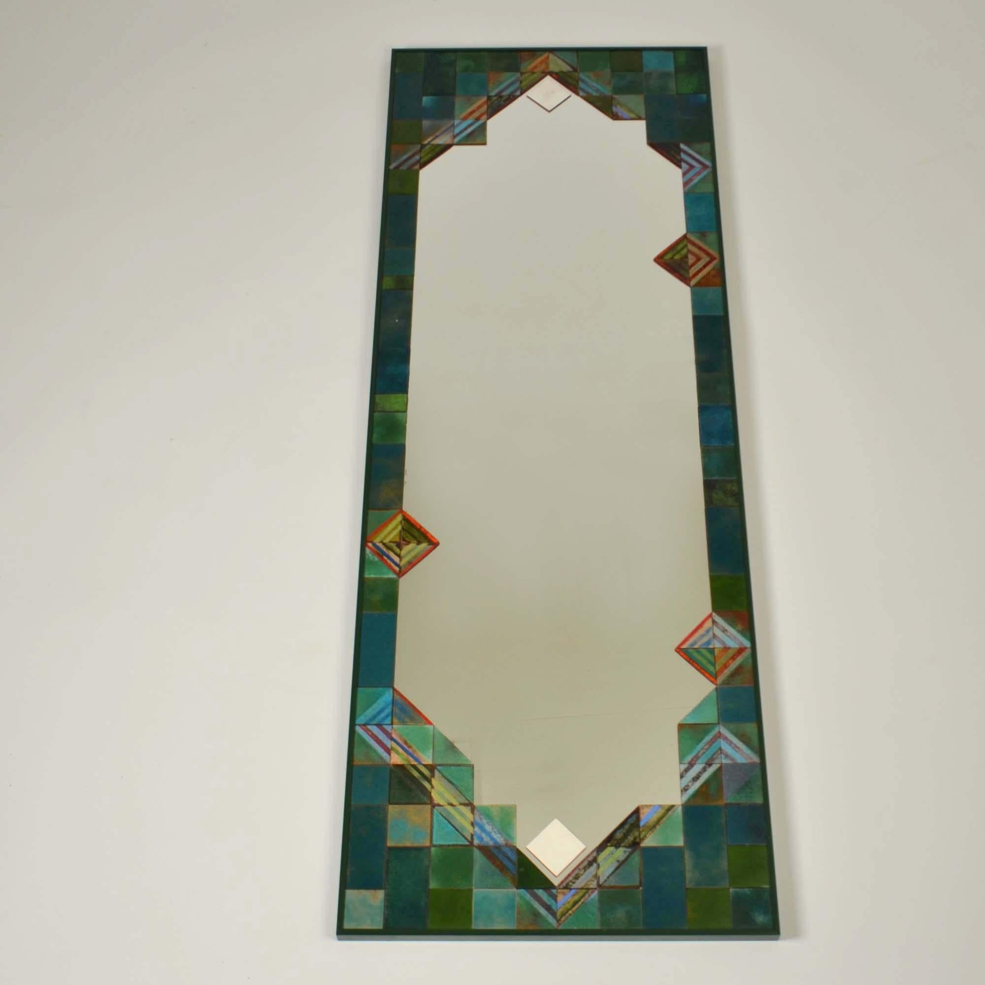 Miroir rectangulaire avec bordure en mosaïque d'émail turquoise Excellent état - En vente à London, GB