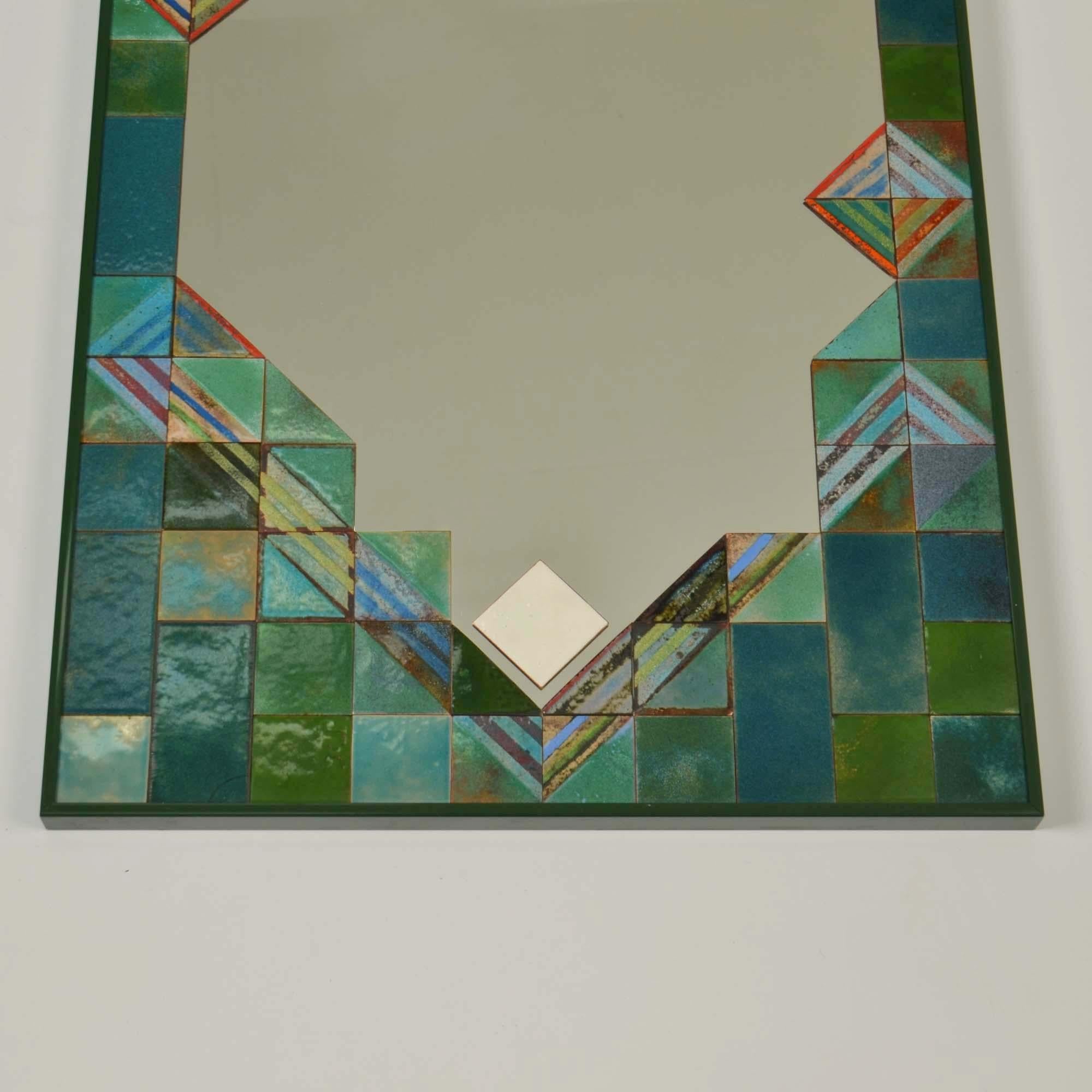 Fin du 20e siècle Miroir rectangulaire avec bordure en mosaïque d'émail turquoise en vente