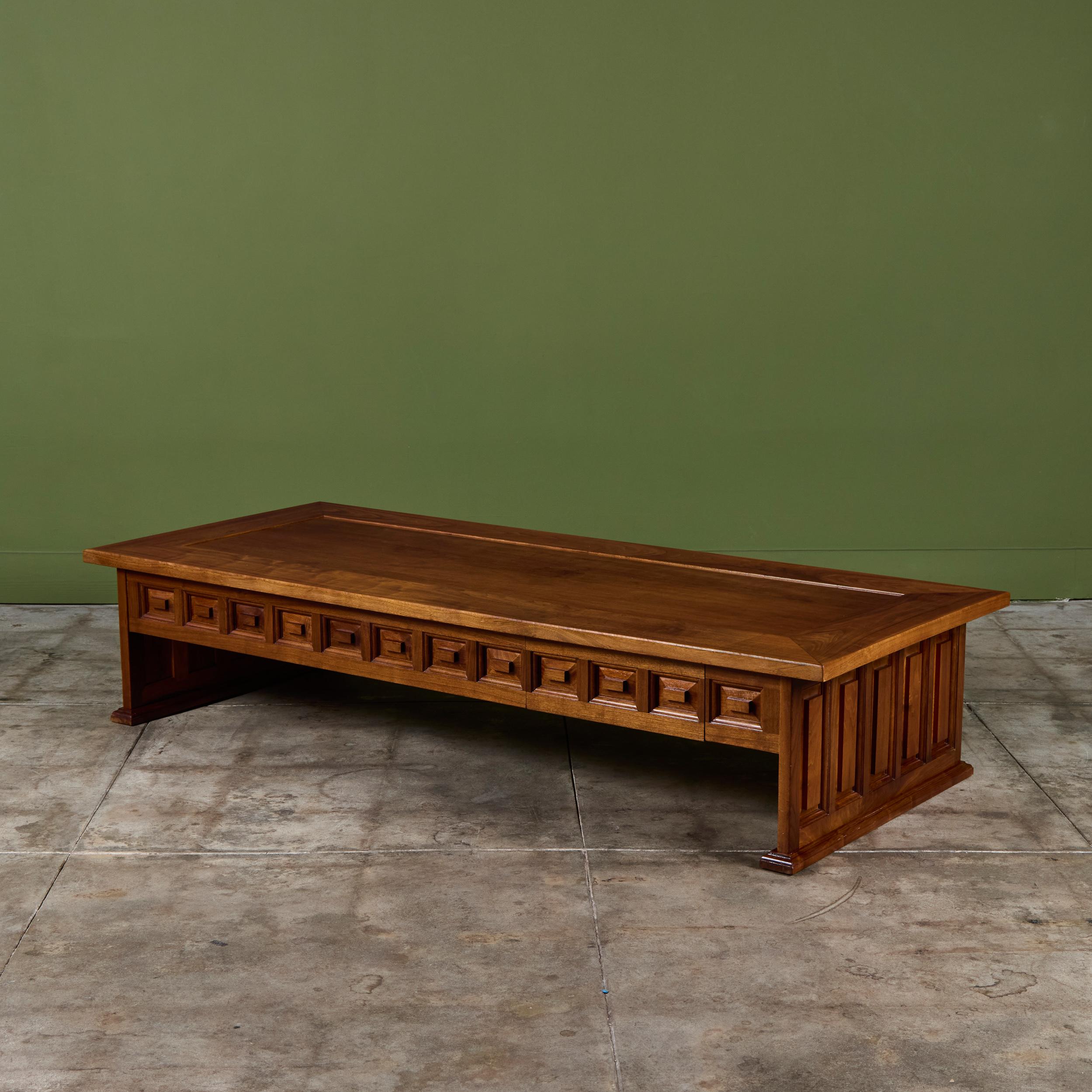 Rechteckiger Couchtisch aus Nussbaum im Angebot 2