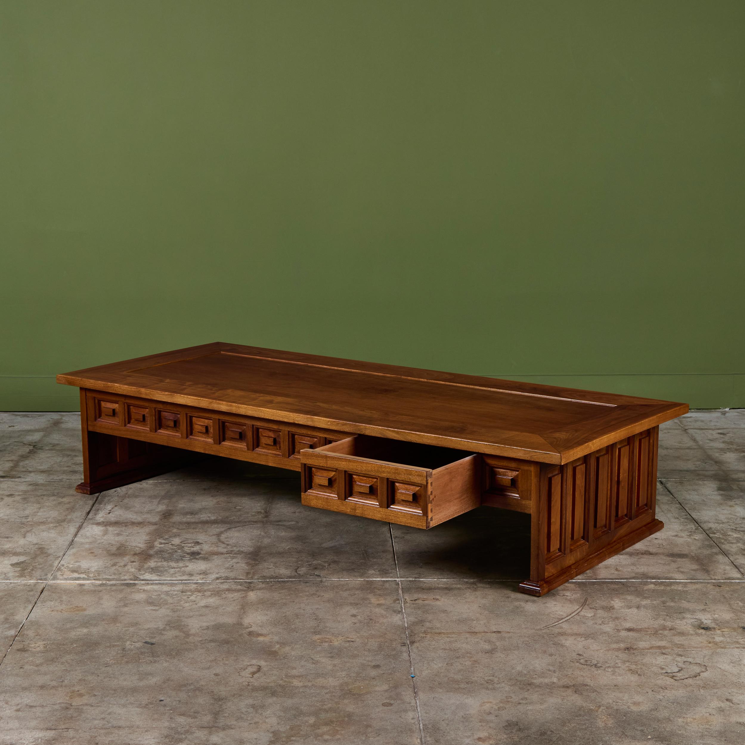 Rechteckiger Couchtisch aus Nussbaum im Angebot 3