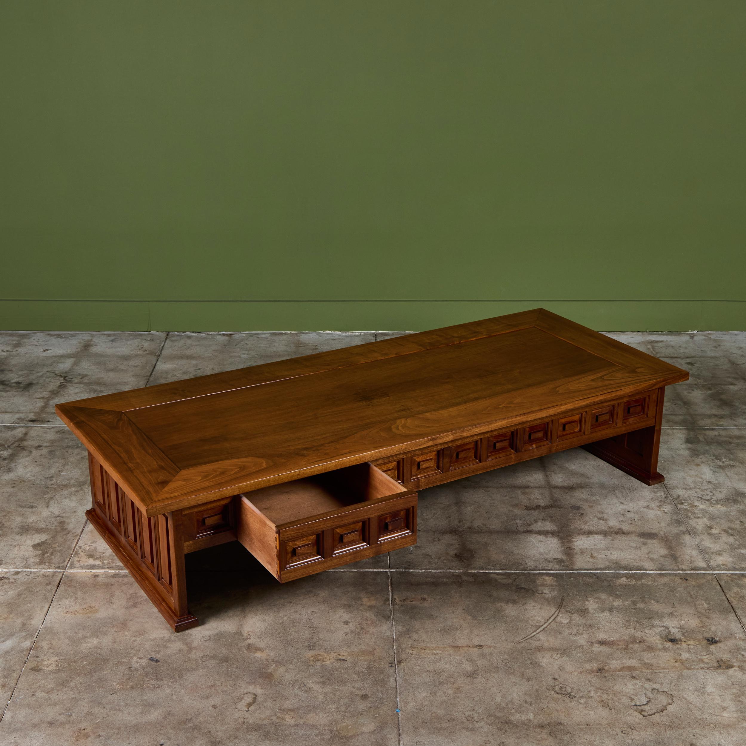 Rechteckiger Couchtisch aus Nussbaum im Angebot 4