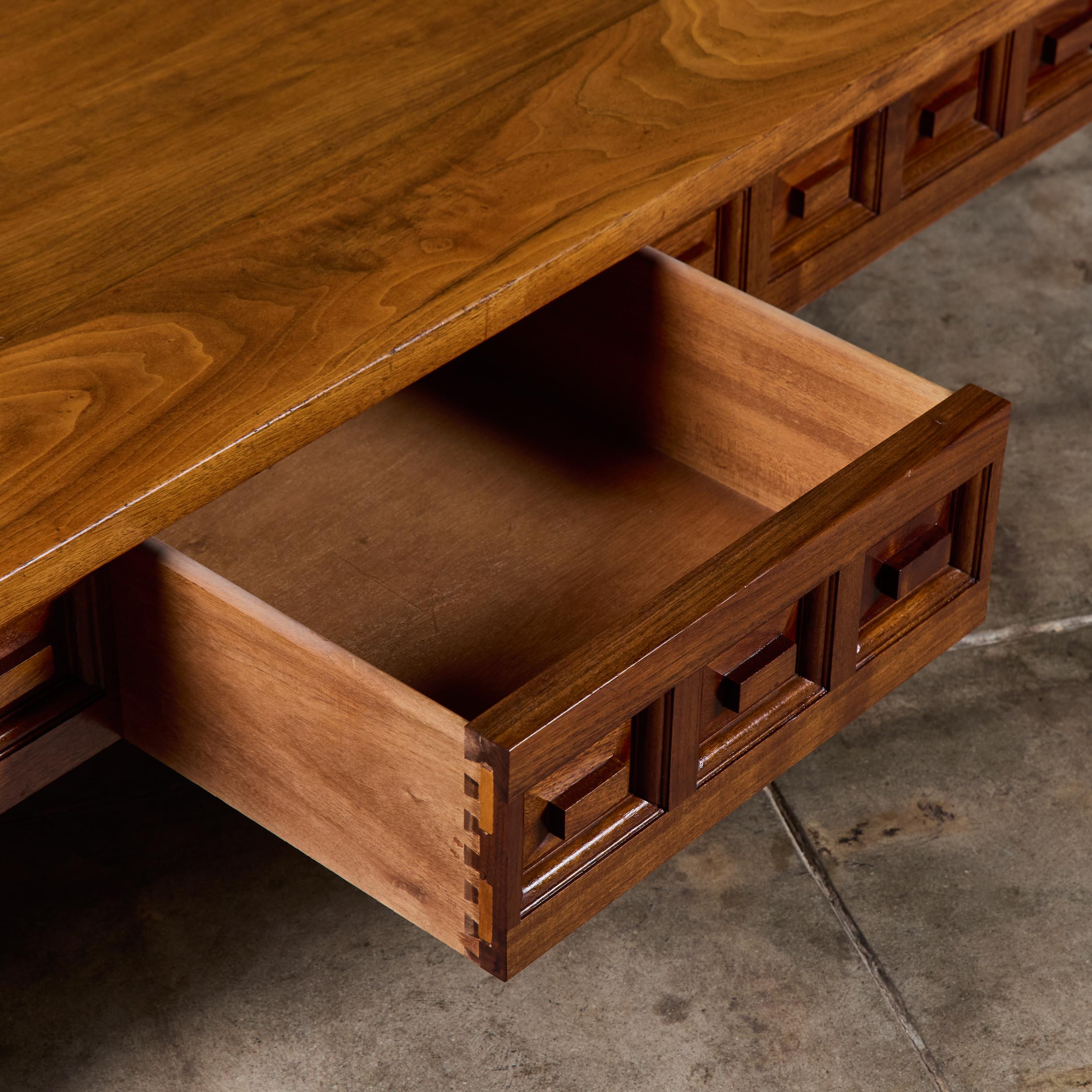 Rechteckiger Couchtisch aus Nussbaum im Angebot 5