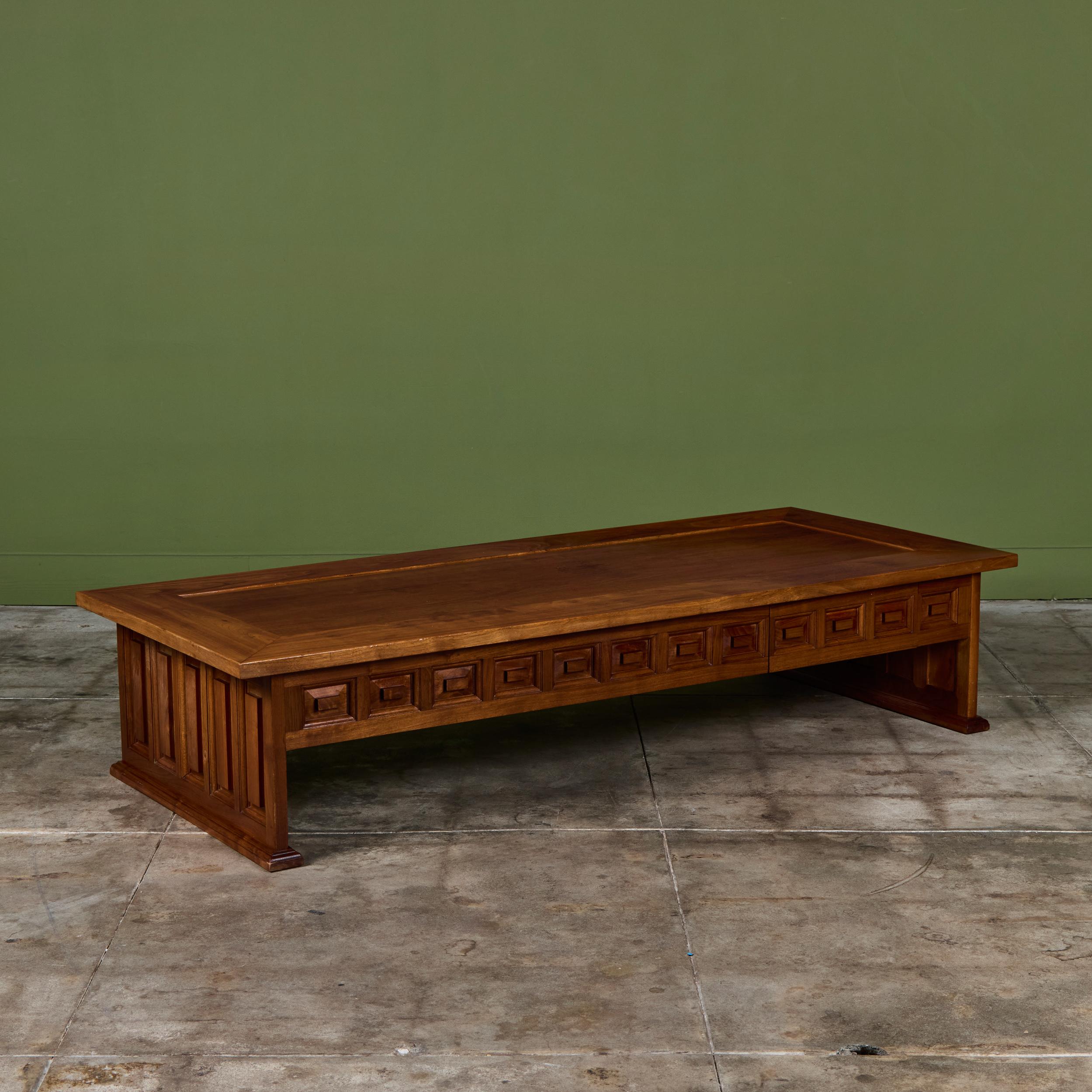 Rechteckiger Couchtisch aus Nussbaum (Geschnitzt) im Angebot
