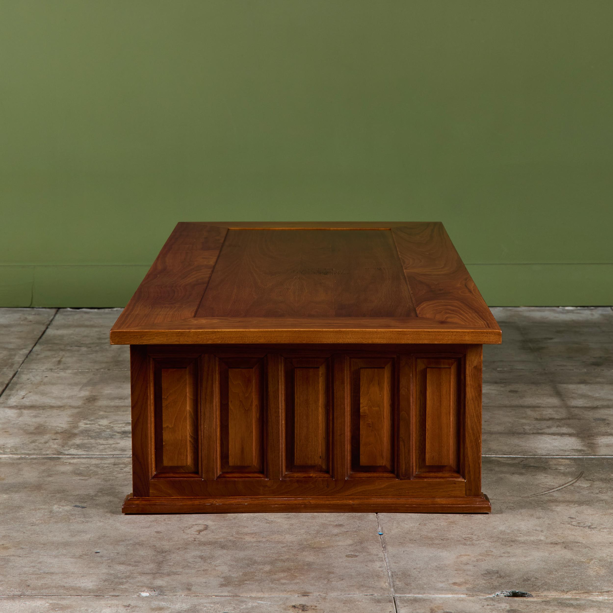 Rechteckiger Couchtisch aus Nussbaum im Zustand „Gut“ im Angebot in Los Angeles, CA