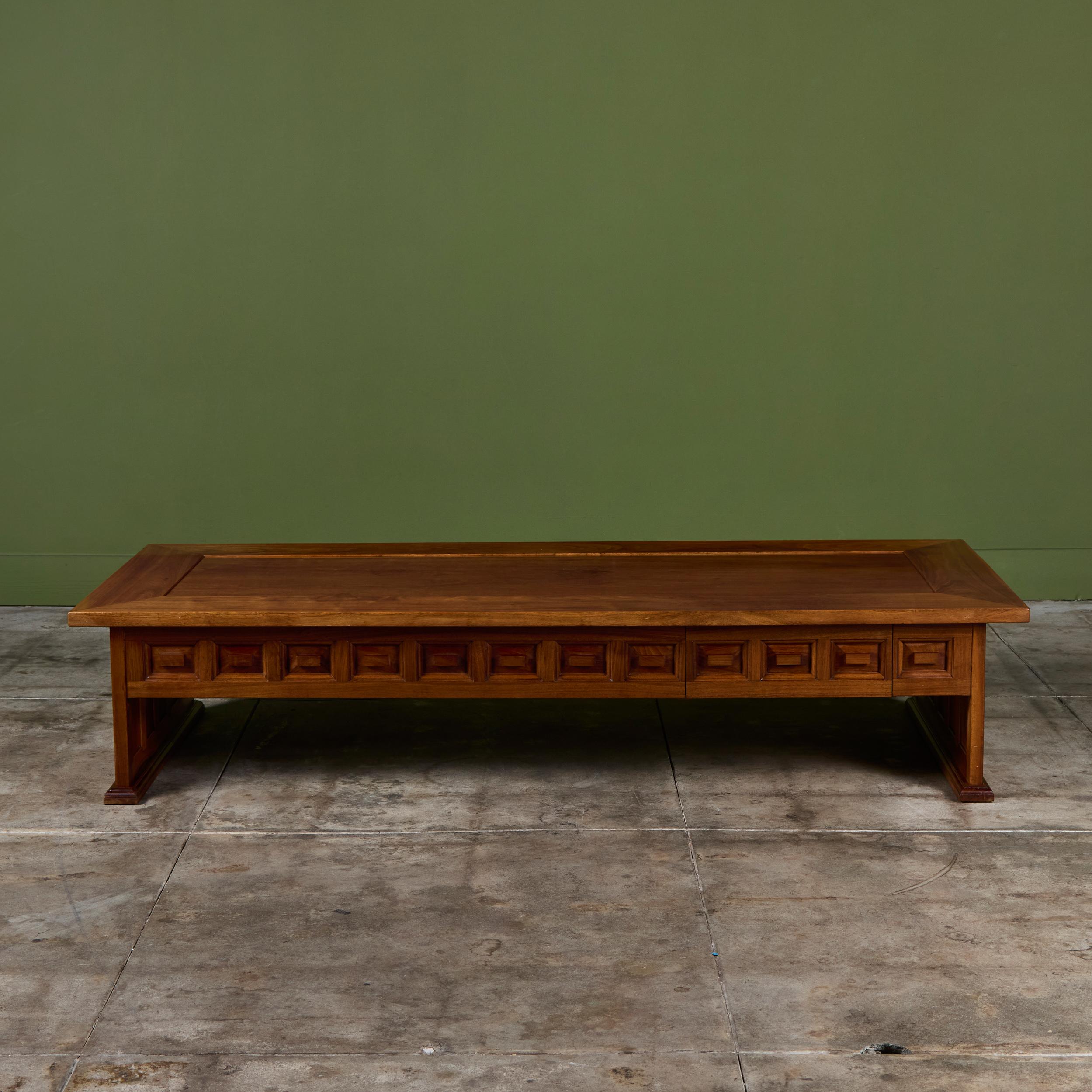 Rechteckiger Couchtisch aus Nussbaum (Walnuss) im Angebot