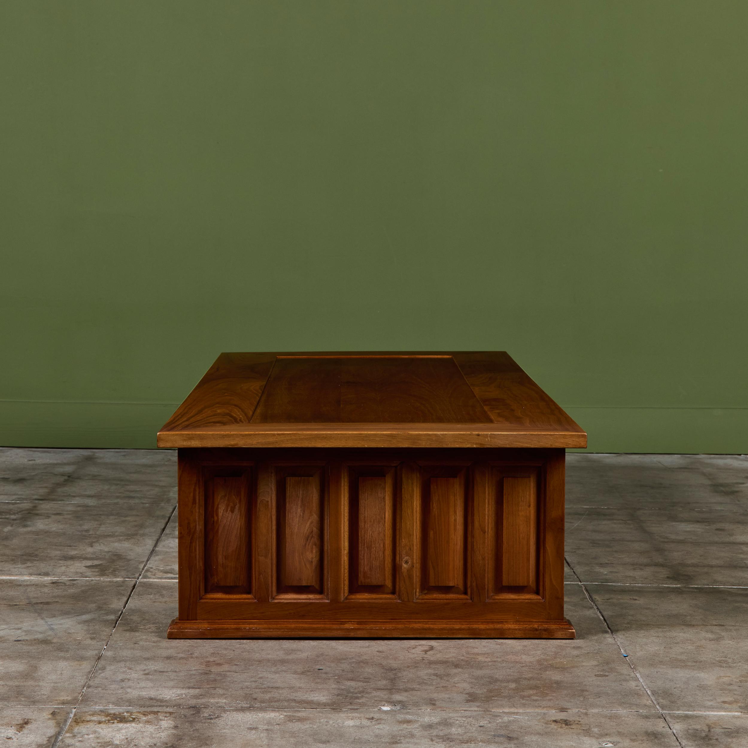 Rechteckiger Couchtisch aus Nussbaum im Angebot 1