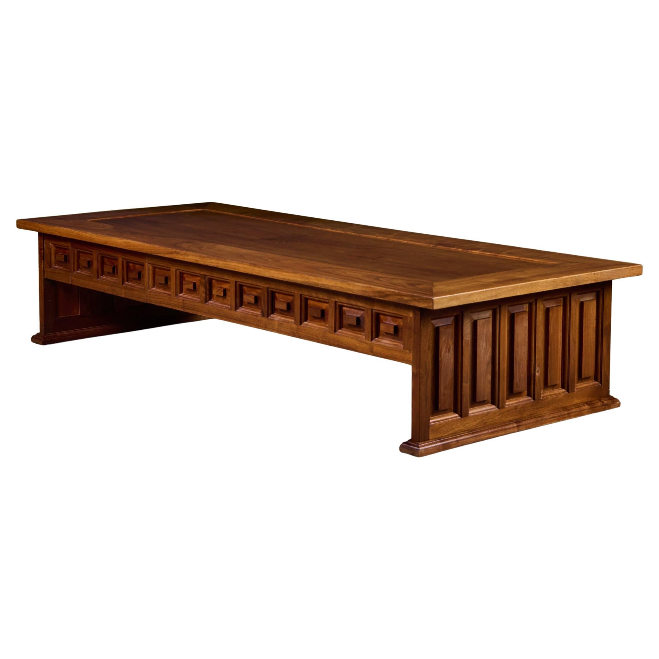 Rechteckiger Couchtisch aus Nussbaum im Angebot