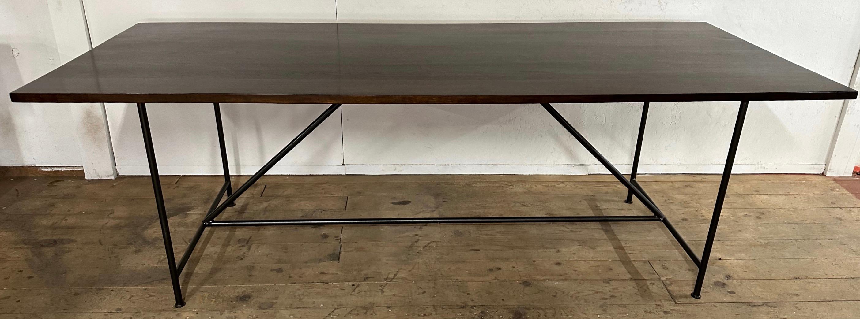 Néoclassique Table de salle à manger rectangulaire à plateau en noyer et base en métal en vente