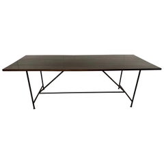 Tavolo da pranzo rettangolare con piano in noce e base in metallo