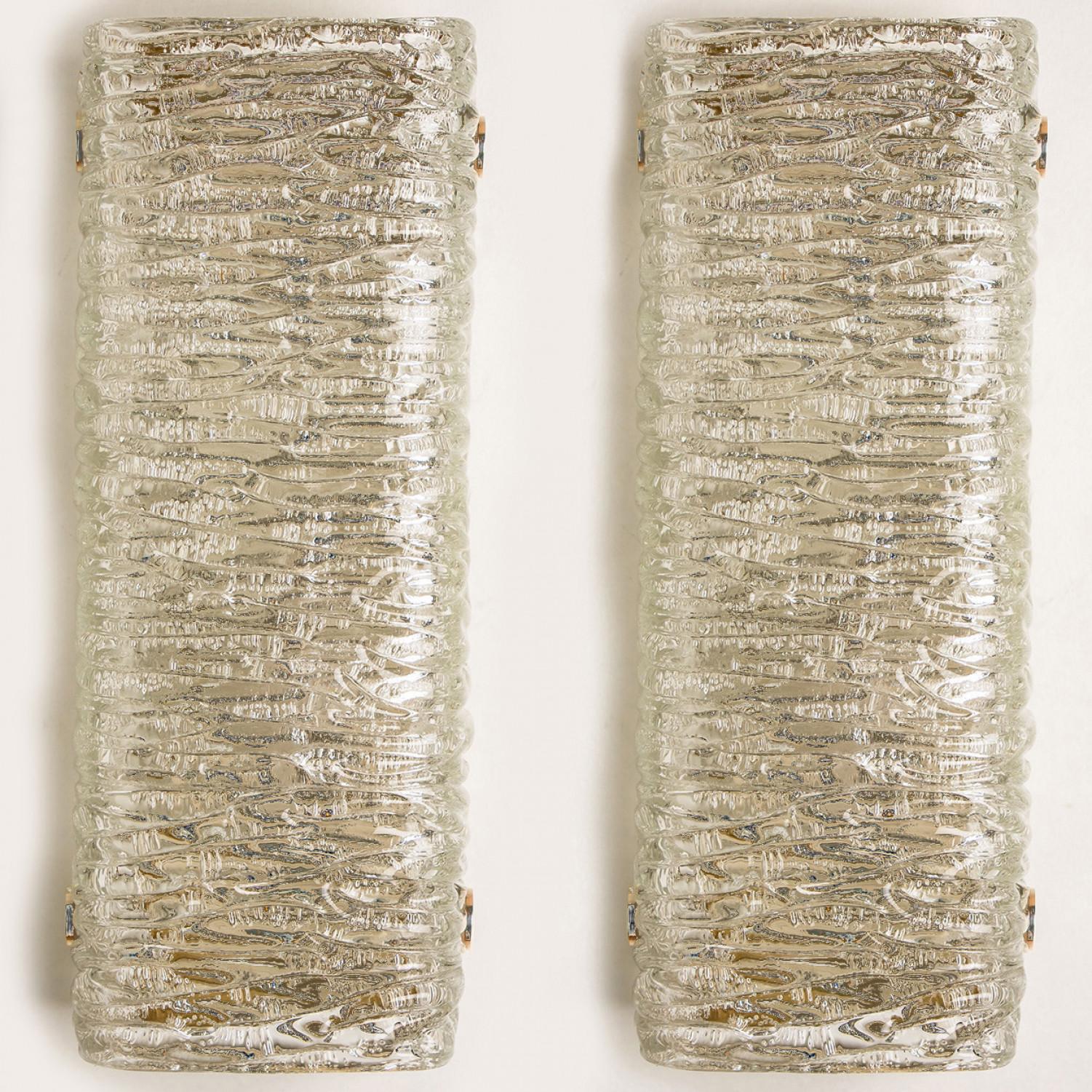 Rechteckige Wave-Glasarmaturen von J.T. Kalmar, Wien, Österreich, hergestellt ca. 1960. Das Glas weist eine schöne Wellenstruktur auf, die einen diffusen Lichteffekt und ein schönes Muster an Decke, Wänden und Boden erzeugt.
Die stilvolle Eleganz