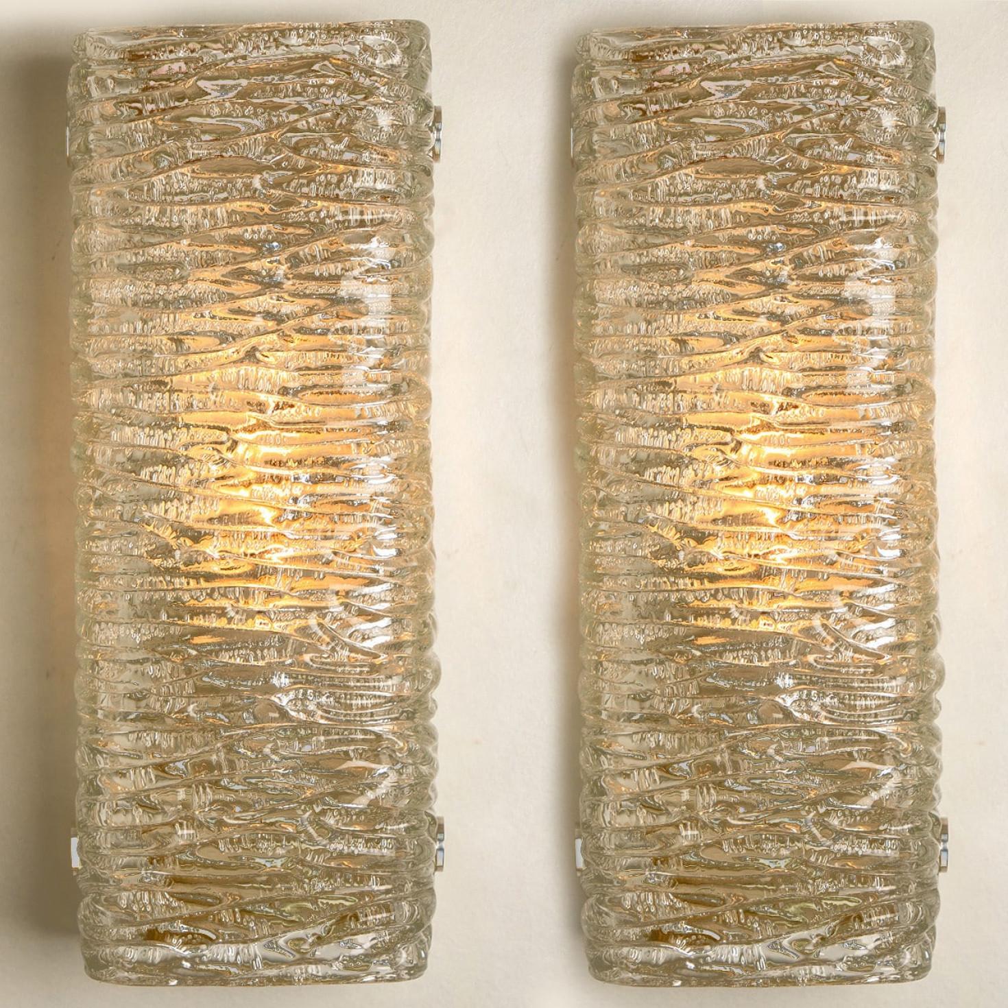 Autrichien Appliques rectangulaires en verre ondulé et laiton par J.T. Kalmar, Autriche, années 1960 en vente