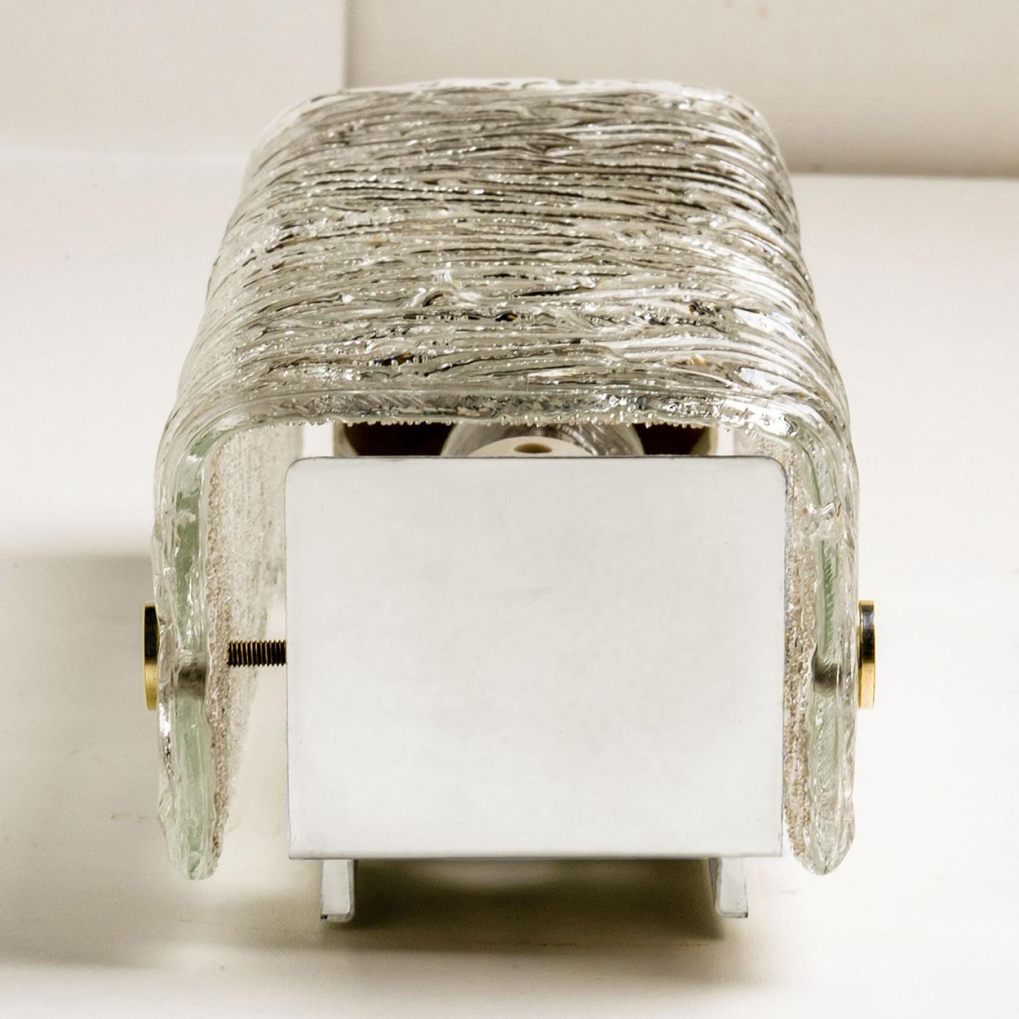 Appliques rectangulaires en verre ondulé et laiton par J.T. Kalmar, Autriche, années 1960 Bon état - En vente à Rijssen, NL