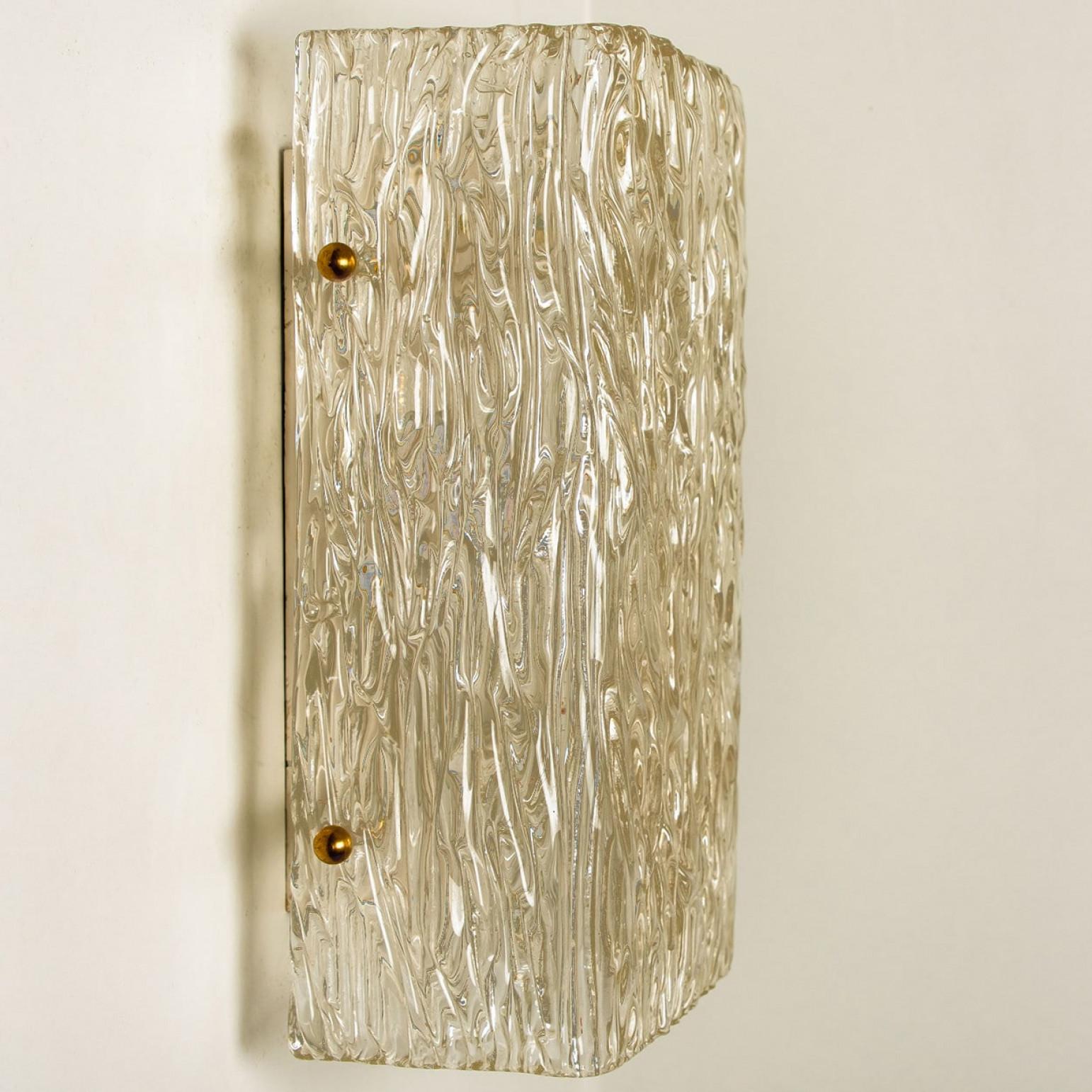 Autrichien Appliques murales rectangulaires en verre ondulé de J.T. Kalmar, Autriche, années 1960 en vente