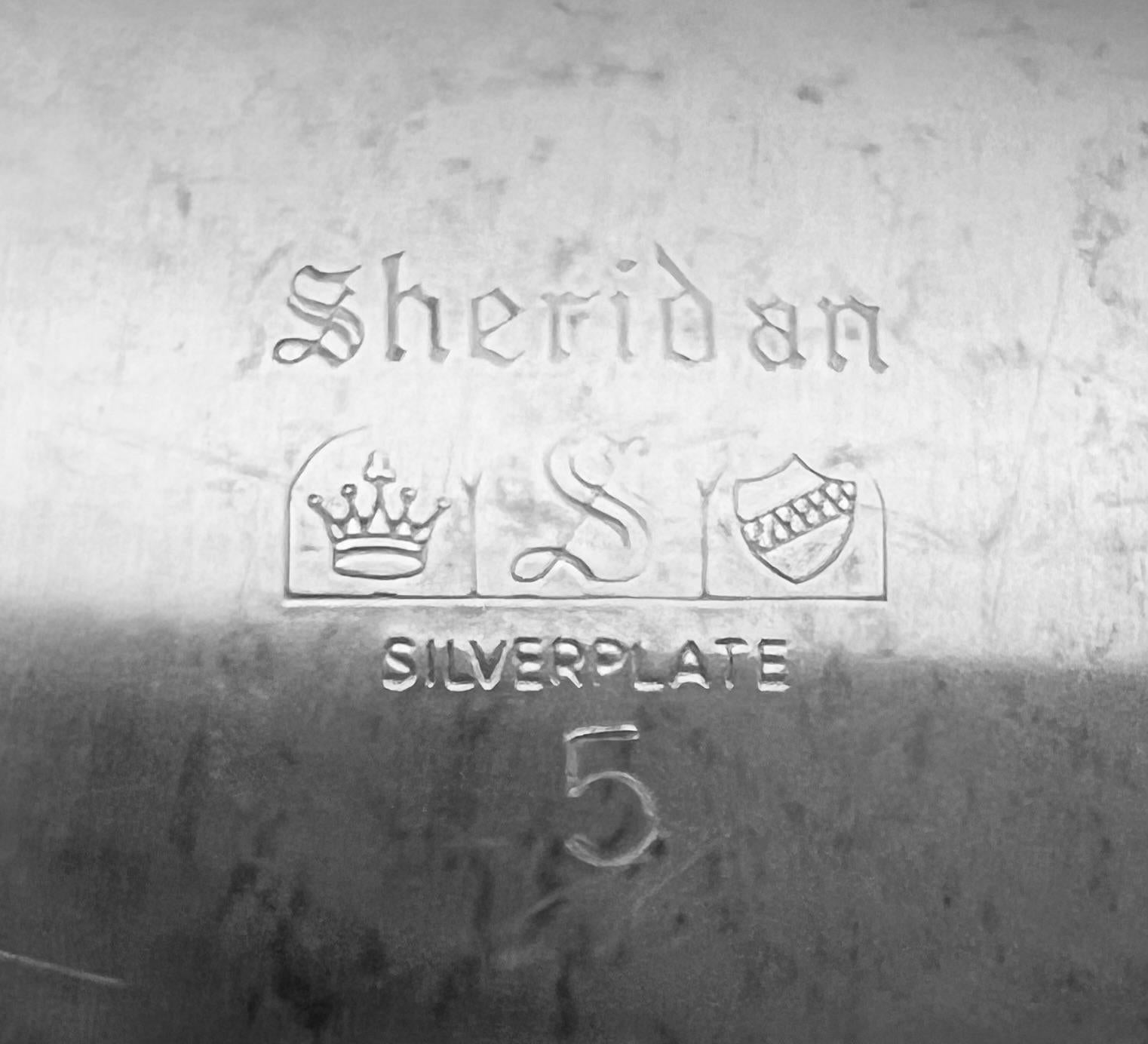 Les plateaux argentés Tree and Well étaient généralement utilisés pour les viandes rôties, mais ils conviennent parfaitement pour le jambon, la dinde, le poulet, etc.  Ce plateau particulier a été fabriqué par la Sheridan Silver Company de Taunton,