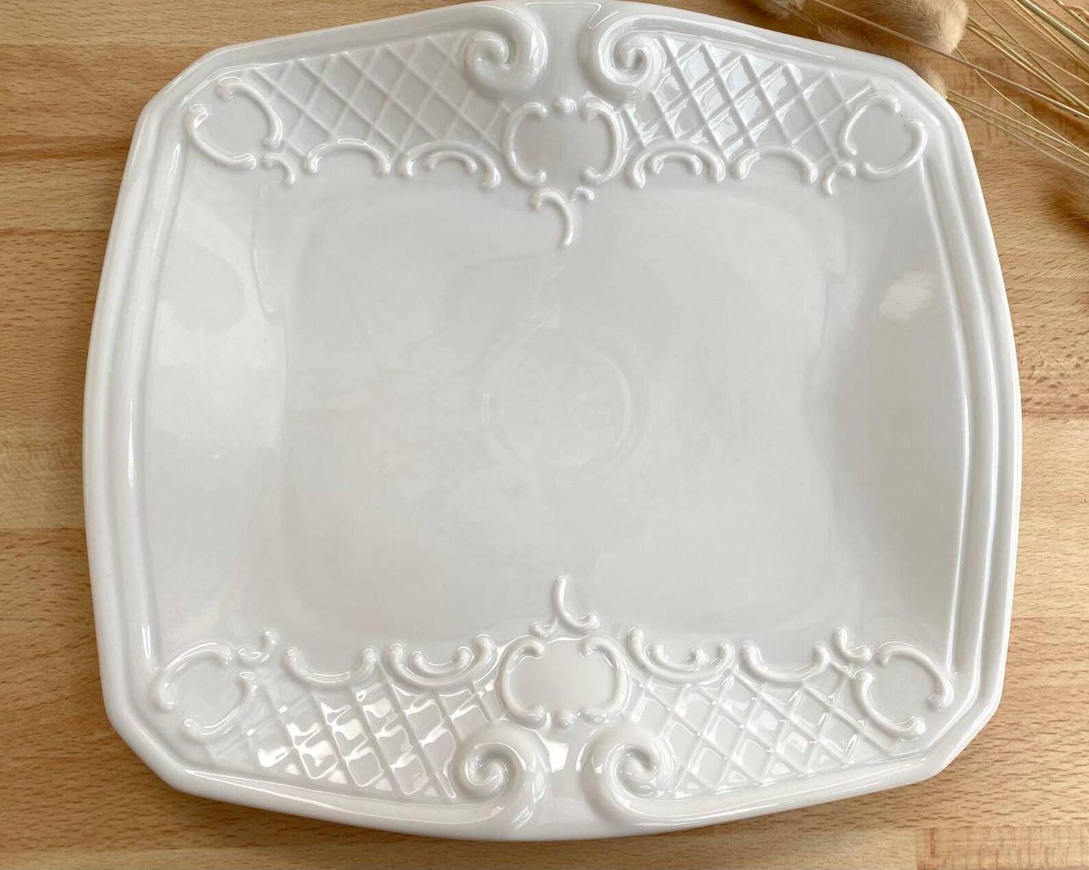 Le plat de service rectangulaire Bavière Allemagne de l'Ouest est fabriqué en porcelaine de haute qualité avec une glaçure blanche. 

Le produit présente un motif mignon et délicat sous la forme d'un ornement tridimensionnel. Une telle assiette