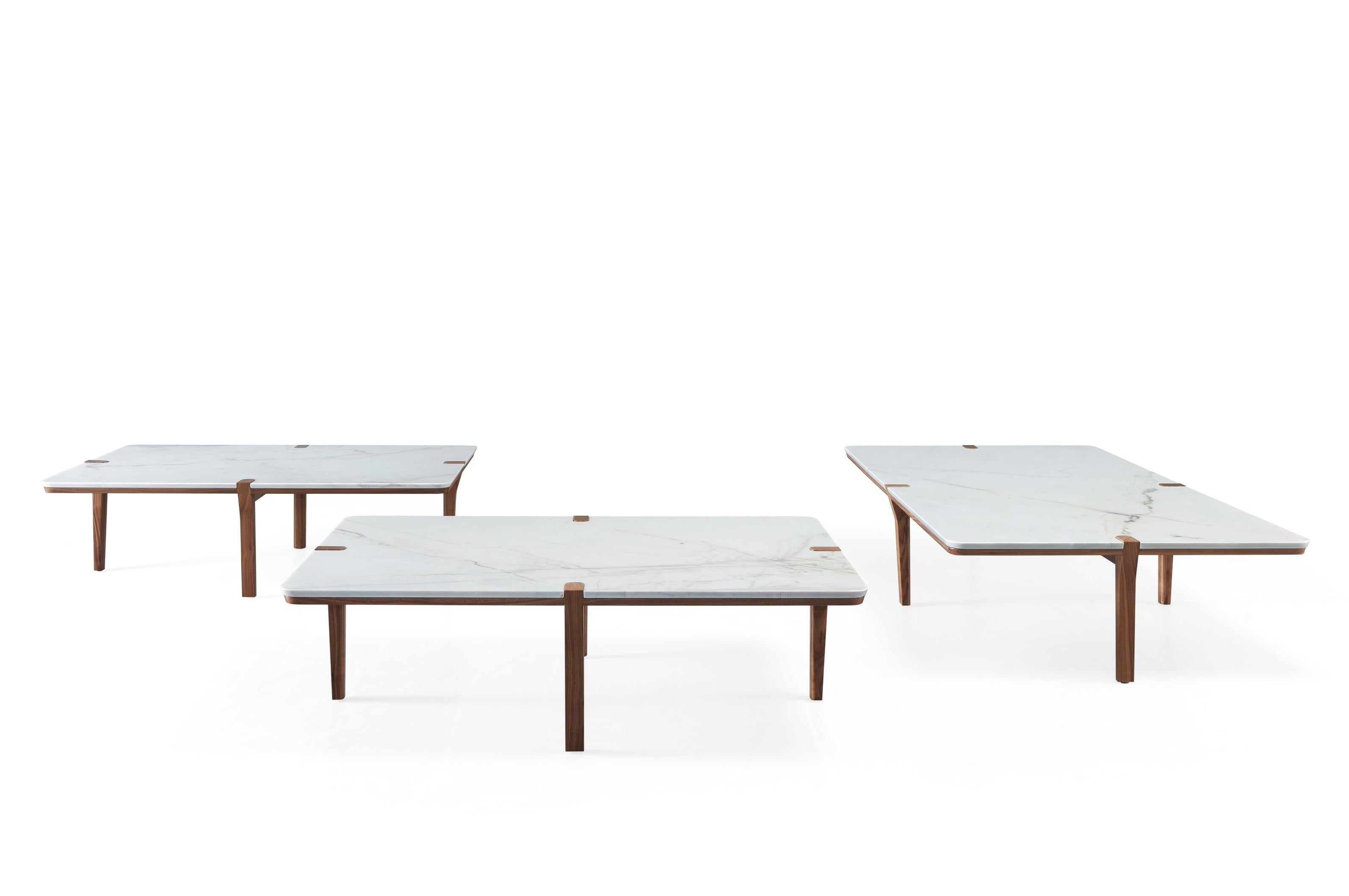 Marbre Table basse rectangulaire en marbre blanc et noyer en vente