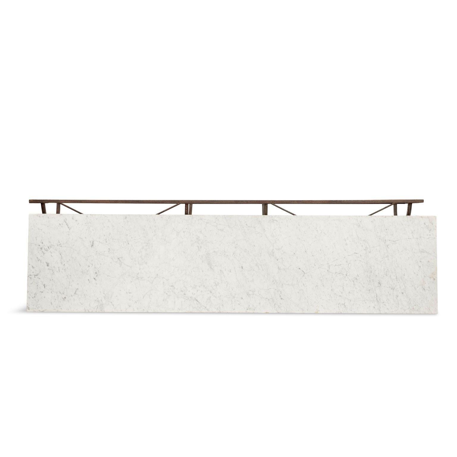 Table de base rectangulaire en fer et plateau en marbre blanc en vente 2