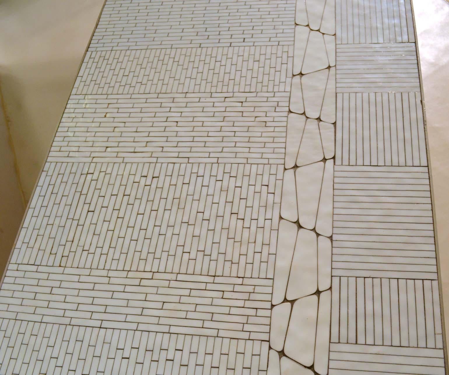 Table basse rectangulaire en mosaïque blanche sur pieds chromés Excellent état - En vente à London, GB