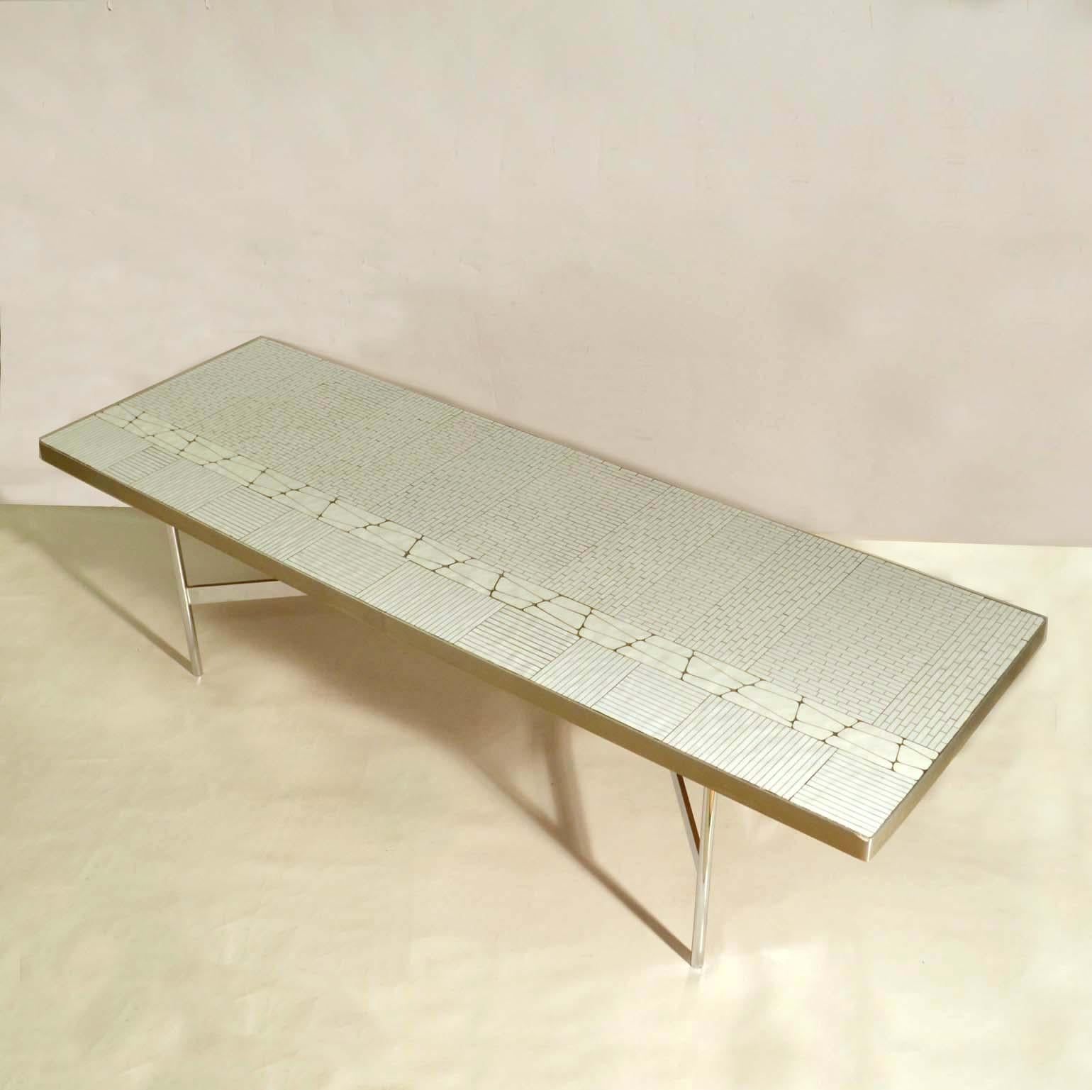 Milieu du XXe siècle Table basse rectangulaire en mosaïque blanche sur pieds chromés en vente