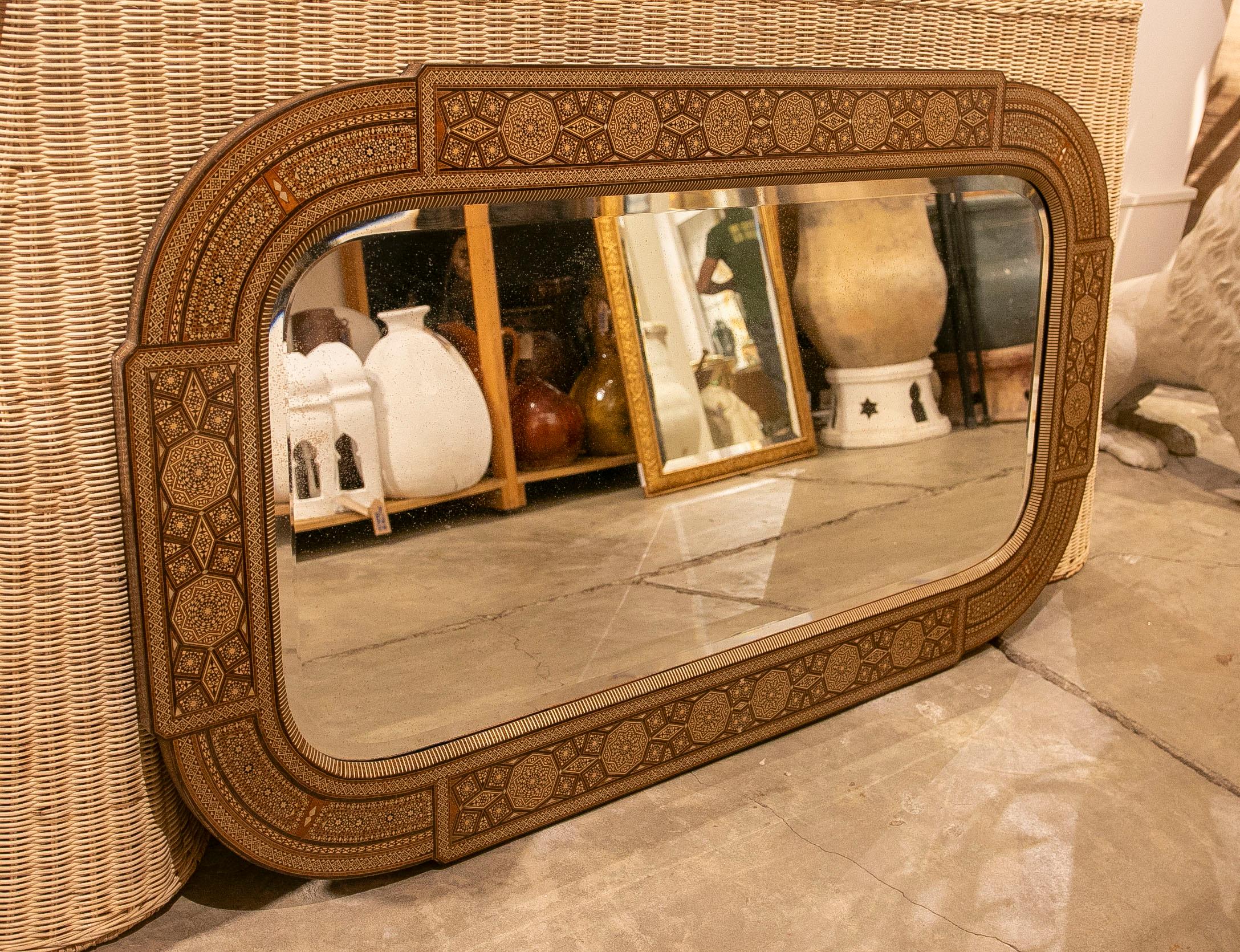 Rechteckiger Wandspiegel aus Holz mit Intarsien und geometrischer Dekoration (Marokkanisch) im Angebot