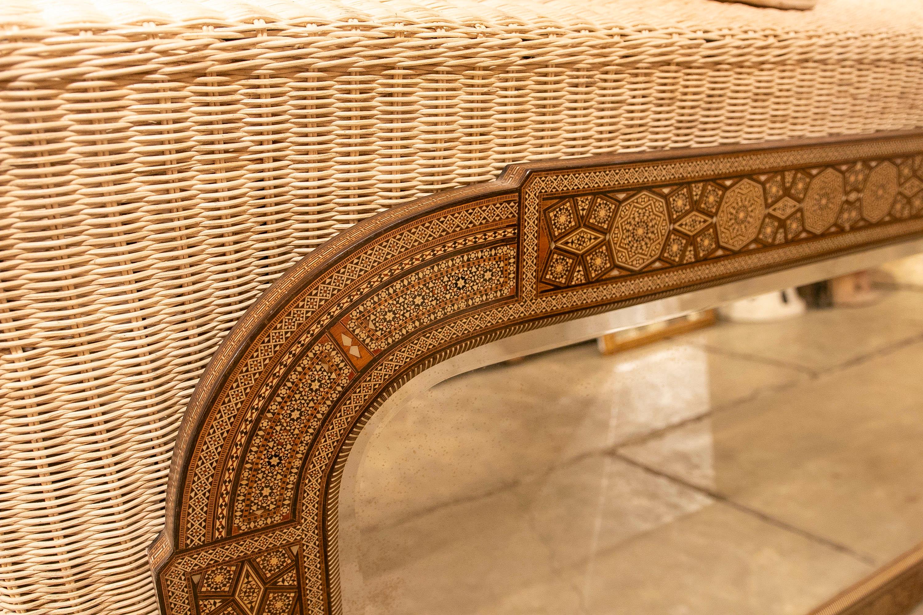 Rechteckiger Wandspiegel aus Holz mit Intarsien und geometrischer Dekoration im Zustand „Gut“ im Angebot in Marbella, ES