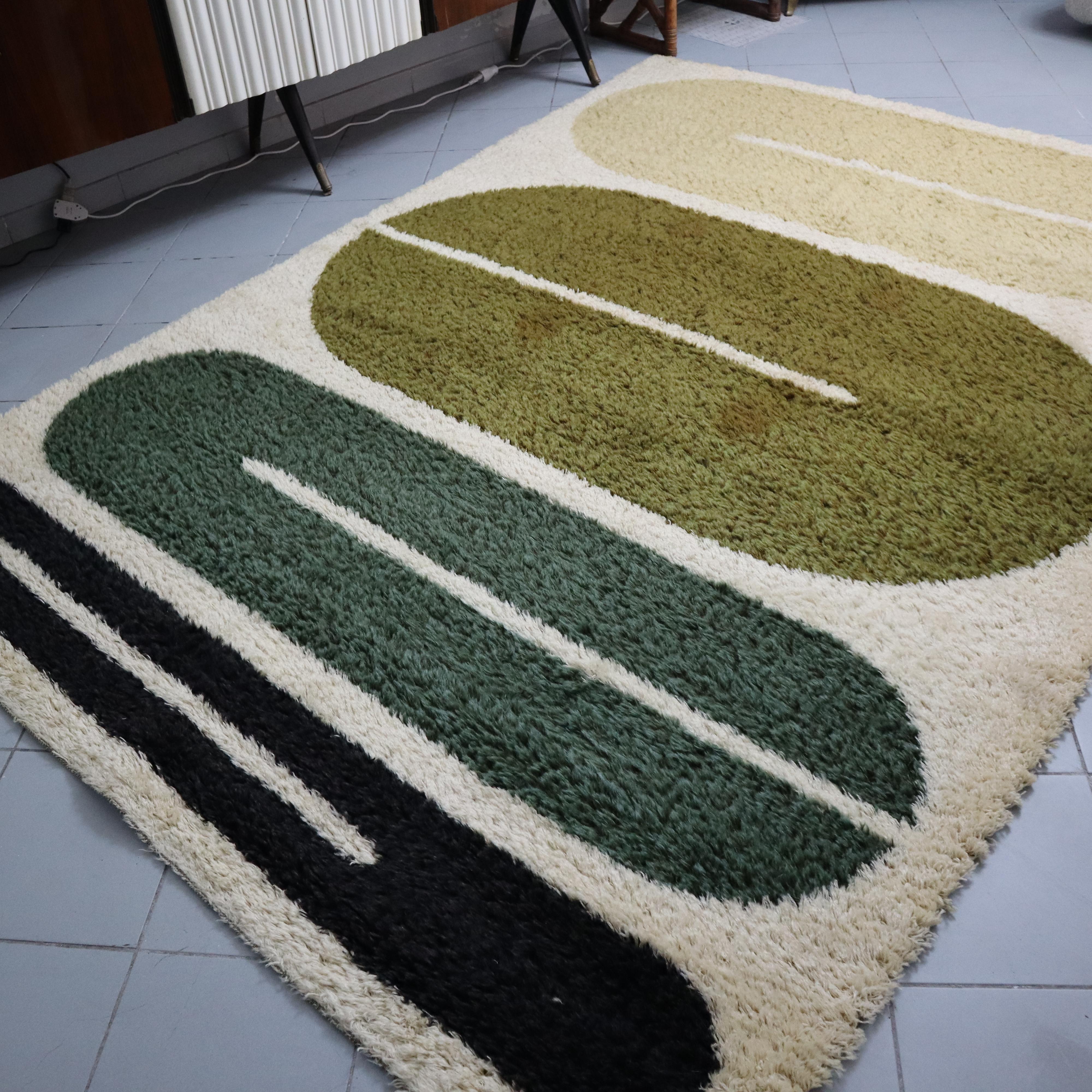 Rectangular wool rug with geometric theme from the space age period, Italy, 1970
Rectangular pure wool rug from the 1970s, featuring a bold geometric pattern inspired by Space Age design. The cream white, black and green colors intertwine