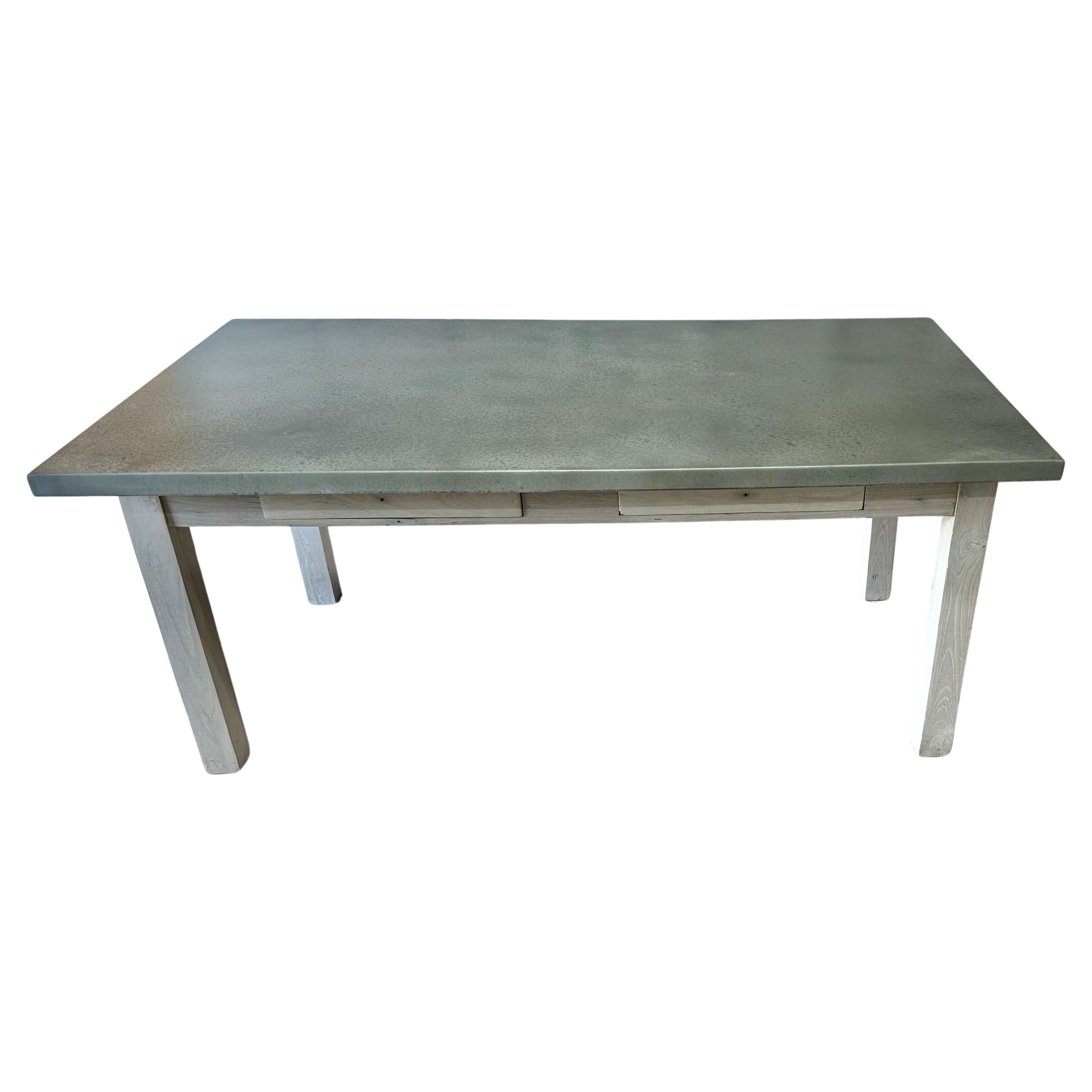 Esta base de mesa vintage de madera de teca con un nuevo tablero de zinc añade una sensación de  El encanto rústico añade una encantadora estética shabby chic a cualquier comedor... La encimera de zinc, con su superficie fácil de limpiar, es