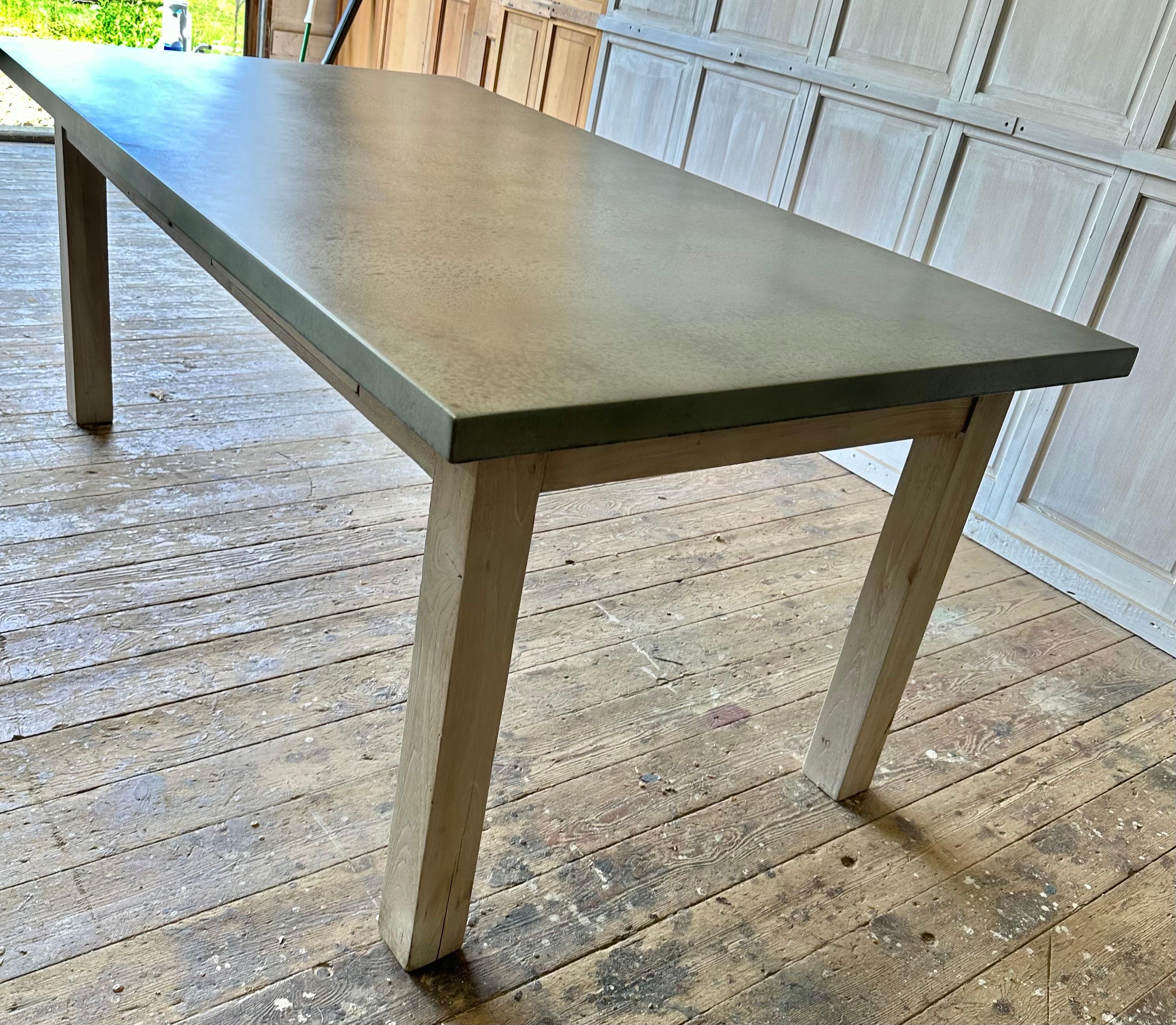 Tablero rectangular de zinc con base de madera de teca campestre Norteamericano en venta