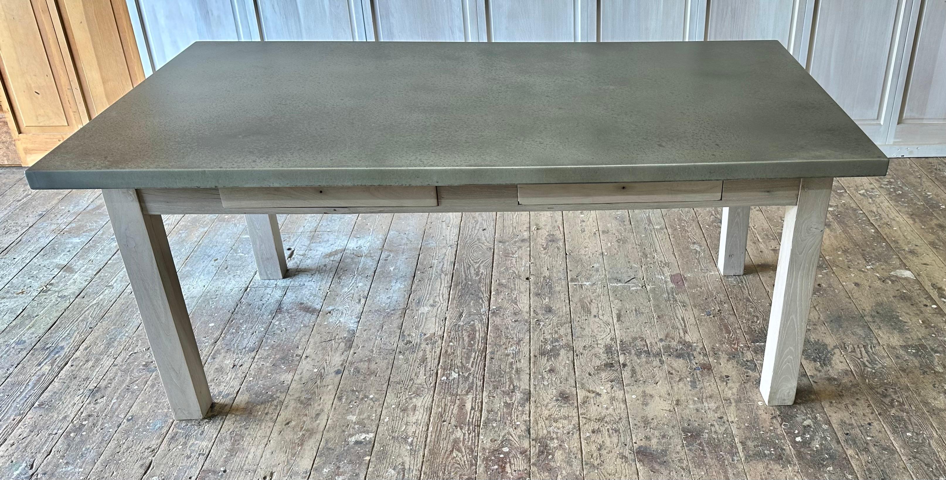 Tablero rectangular de zinc con base de madera de teca campestre en Bueno estado para la venta en Sheffield, MA