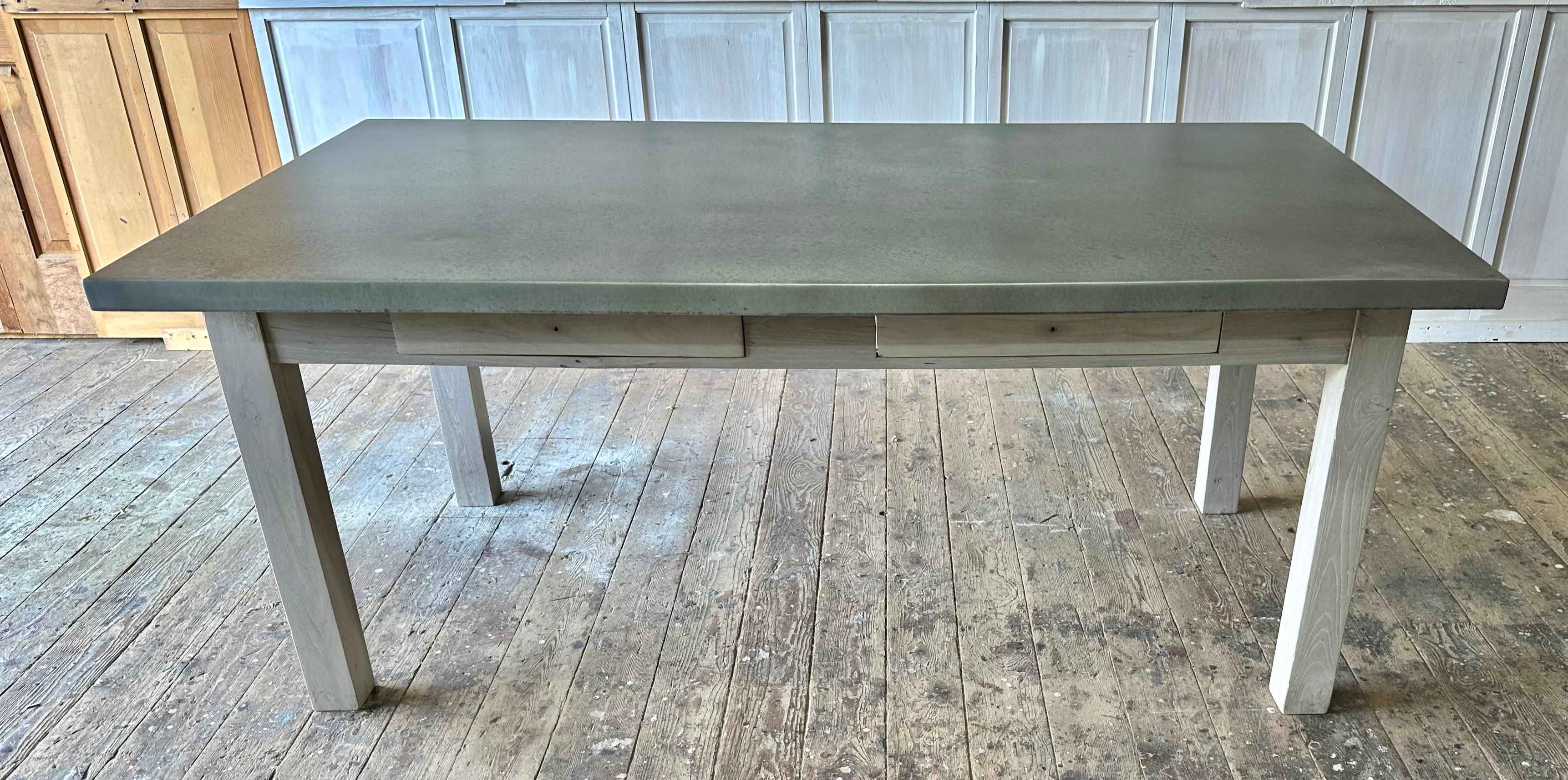 Tablero rectangular de zinc con base de madera de teca campestre siglo XX en venta