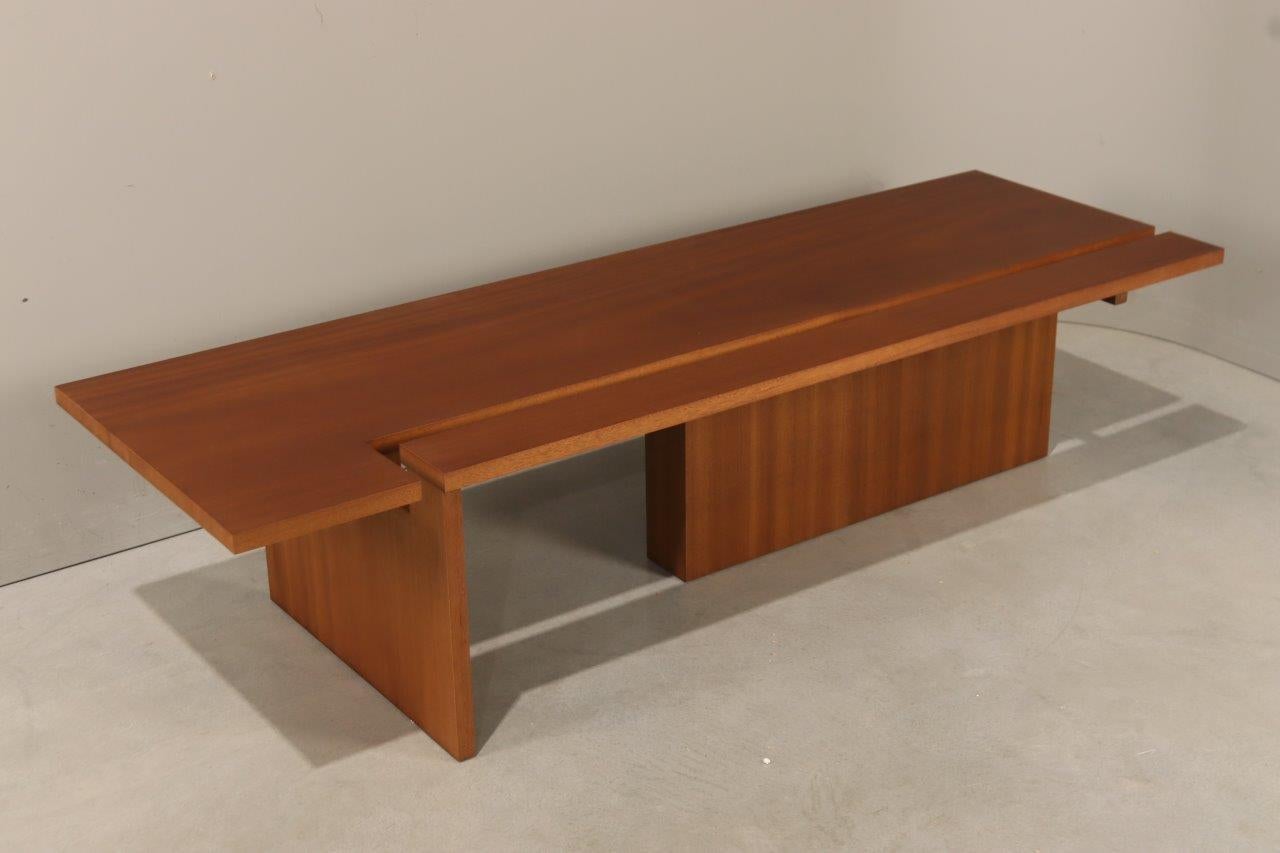 La table basse Rectiligne a été créée en 2024 par Isabelle Azema après plusieurs années de recherche sur les volumes. Inspiré par le livre Empty and full (1979) de François Cheng, l'artiste s'est lancé dans une quête utopique : sculpter le vide,