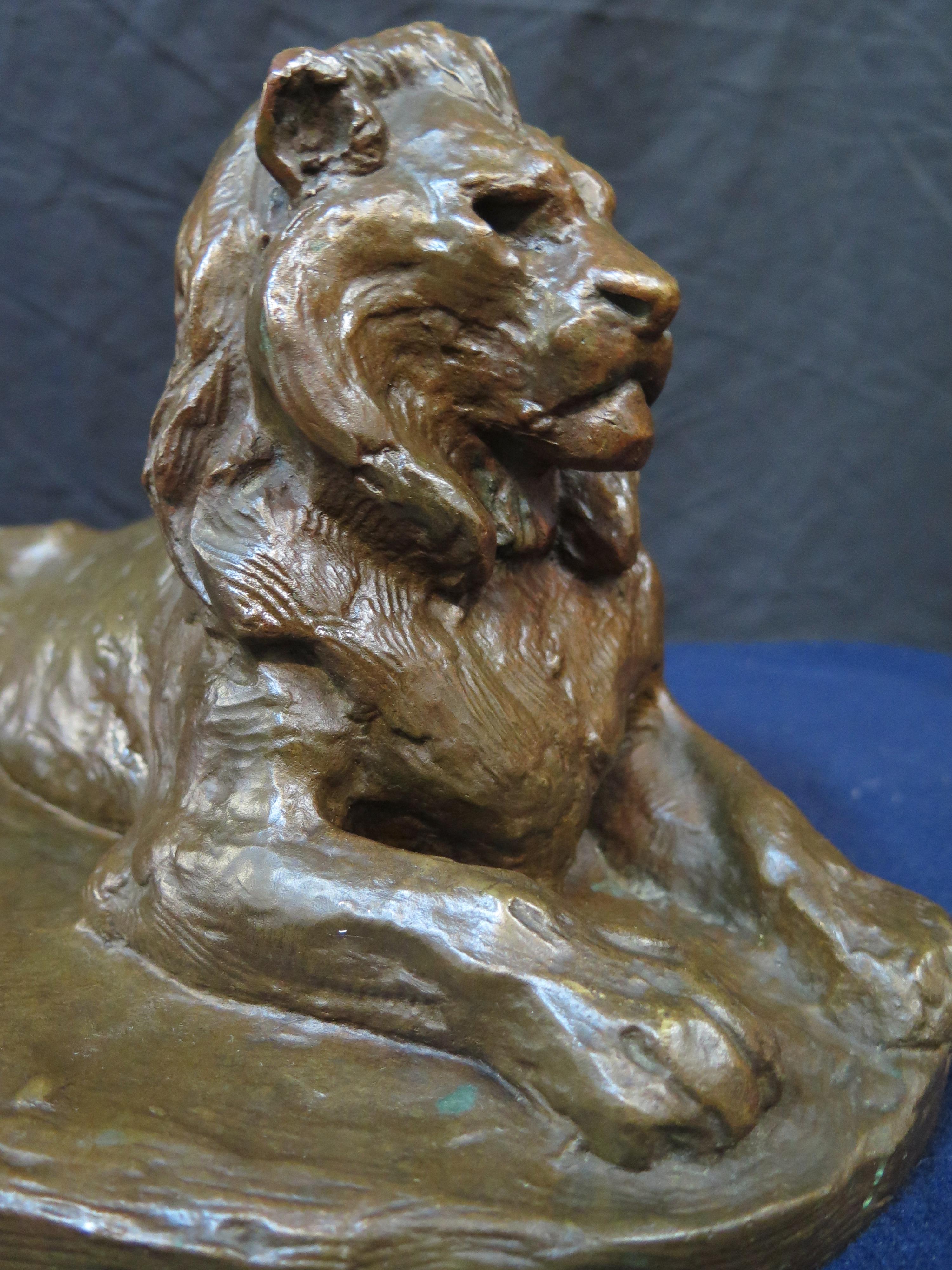 Questa scultura in bronzo francese del XIX secolo è firmata dall'artista e reca un sigillo di famiglia. Questa splendida scultura raffigura un maestoso leone supino ed è stata realizzata dal noto artista J. Becquet. L'animale patinato in bronzo è