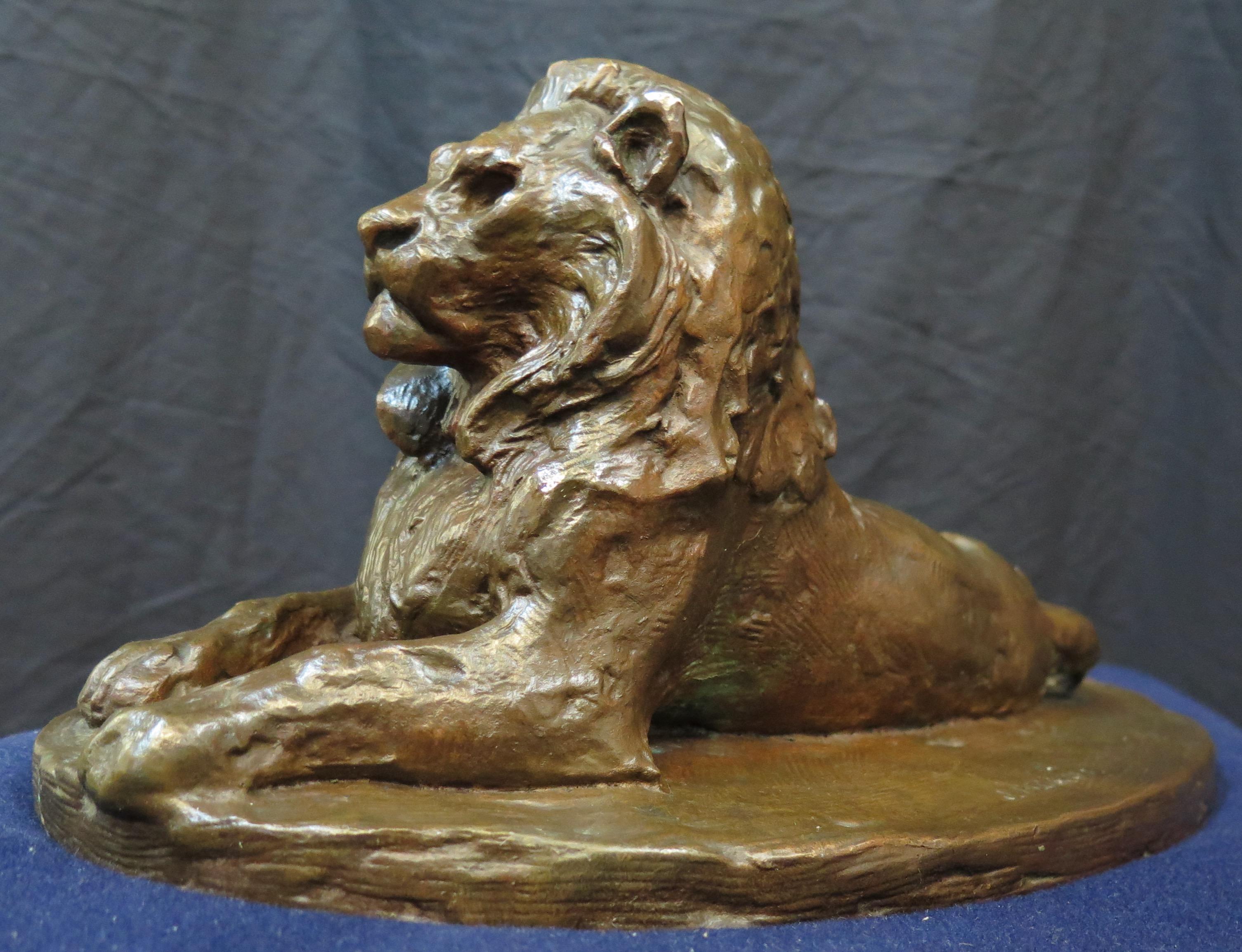 Francese Leone reclinabile Bronzo in vendita