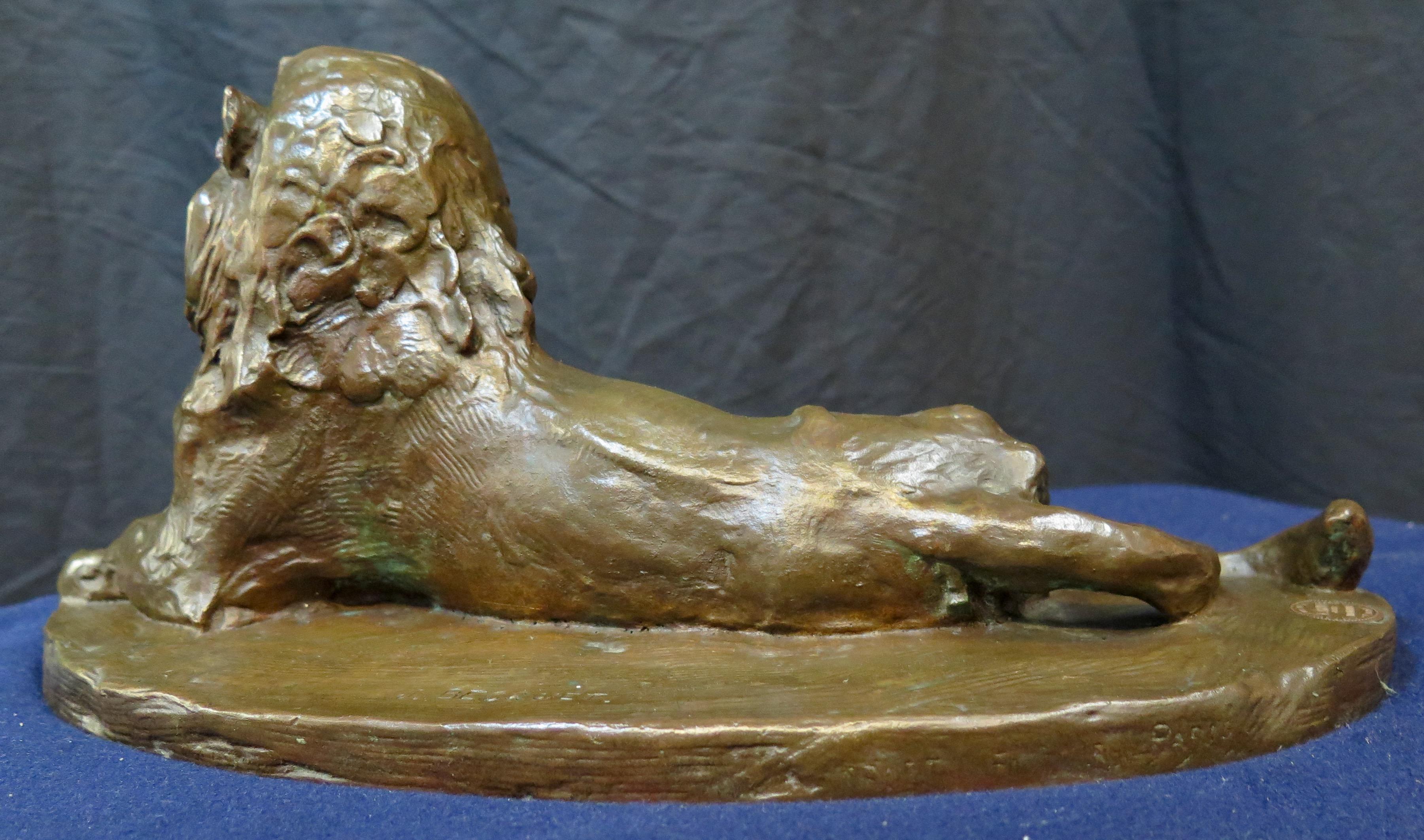 Patinato Leone reclinabile Bronzo in vendita