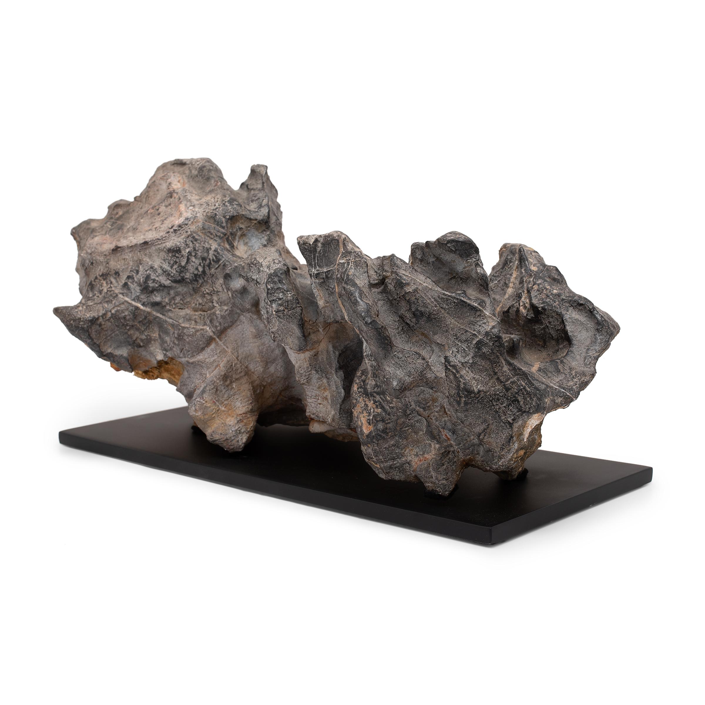 Skulpturale und ungewöhnliche Formationen aus Stein sind seit langem fester Bestandteil des Studios der Gelehrten und werden als Quellen der Schönheit und kreativen Inspiration gezeigt. Die als Gongshi oder Gelehrtensteine bezeichneten Steine werden