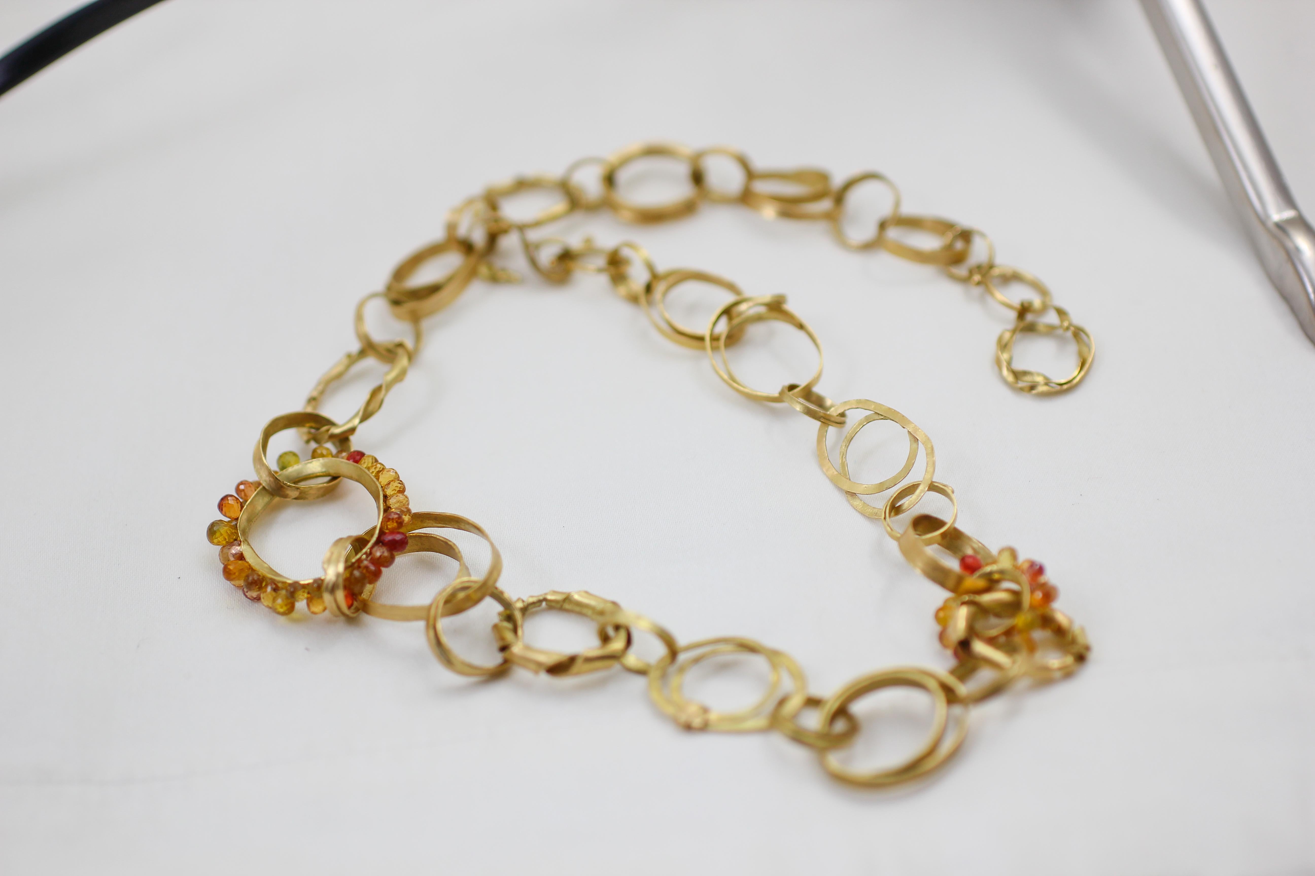 Die Jasmine Vine Necklace ist ein einzigartiges, handgefertigtes Halsband aus recyceltem 18-karätigem Gold, das durch perlenbesetzte Saphirglieder betont wird. Organisch und farbenfroh. Ein Blickfang zu jeder Jahreszeit. Er ist aus