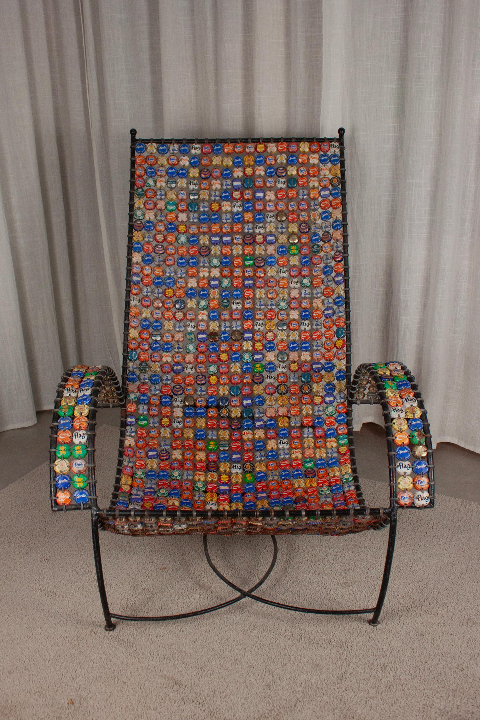 Recycled Art Furniture french Flaschendeckel und Draht Wovon Lounge Stuhl (Volkskunst) im Angebot