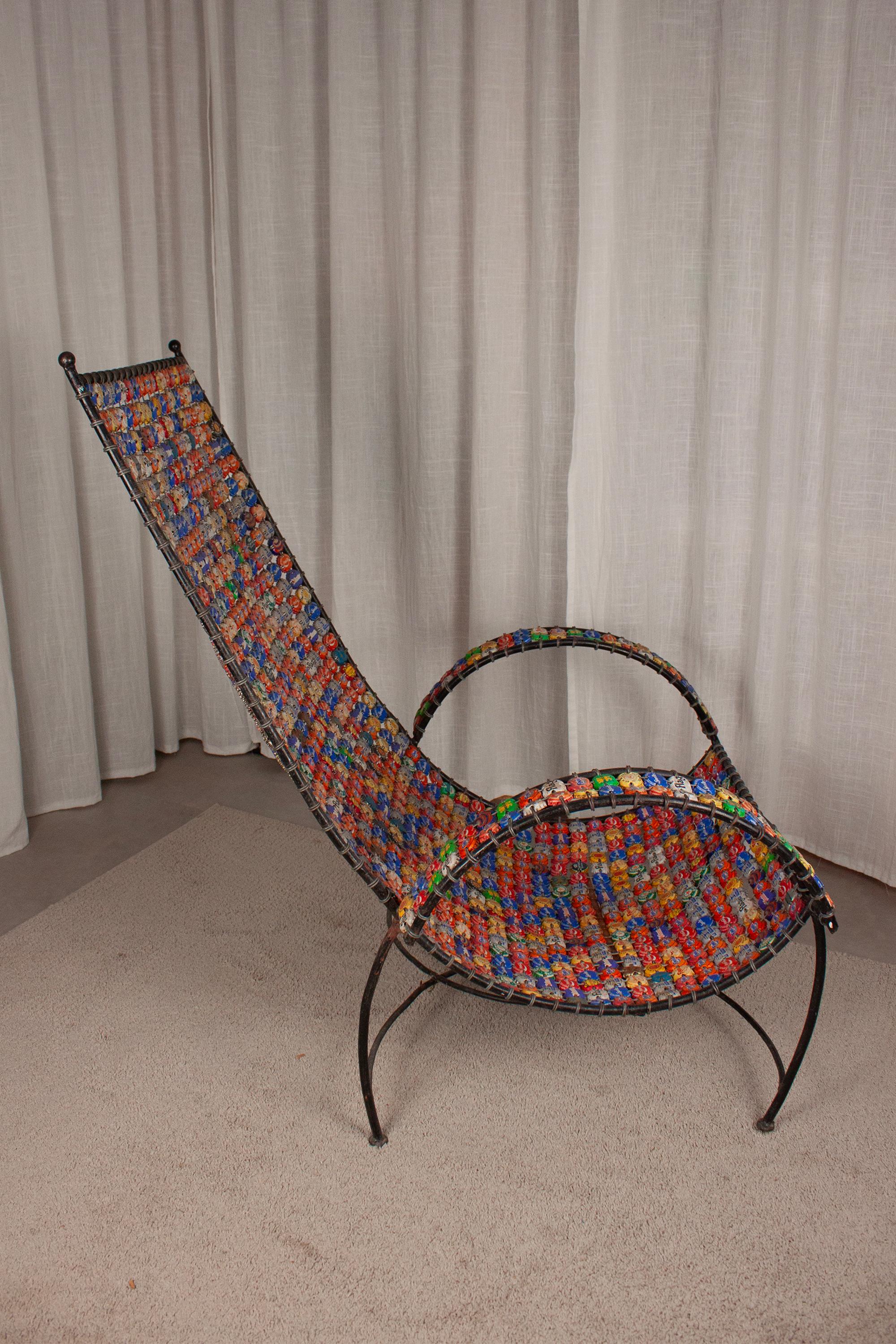 Recycled Art Furniture french Flaschendeckel und Draht Wovon Lounge Stuhl (Französisch) im Angebot