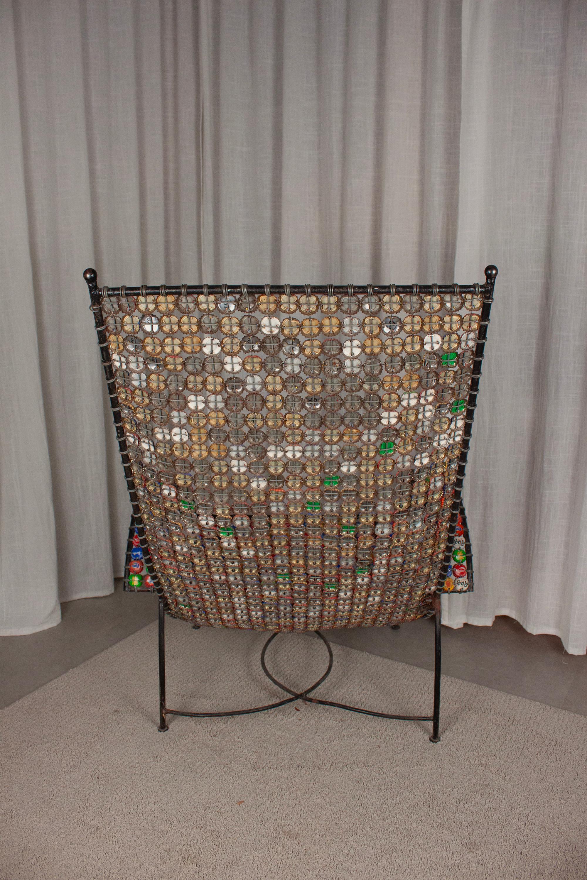 Recycled Art Furniture french Flaschendeckel und Draht Wovon Lounge Stuhl (Maschinell gefertigt) im Angebot