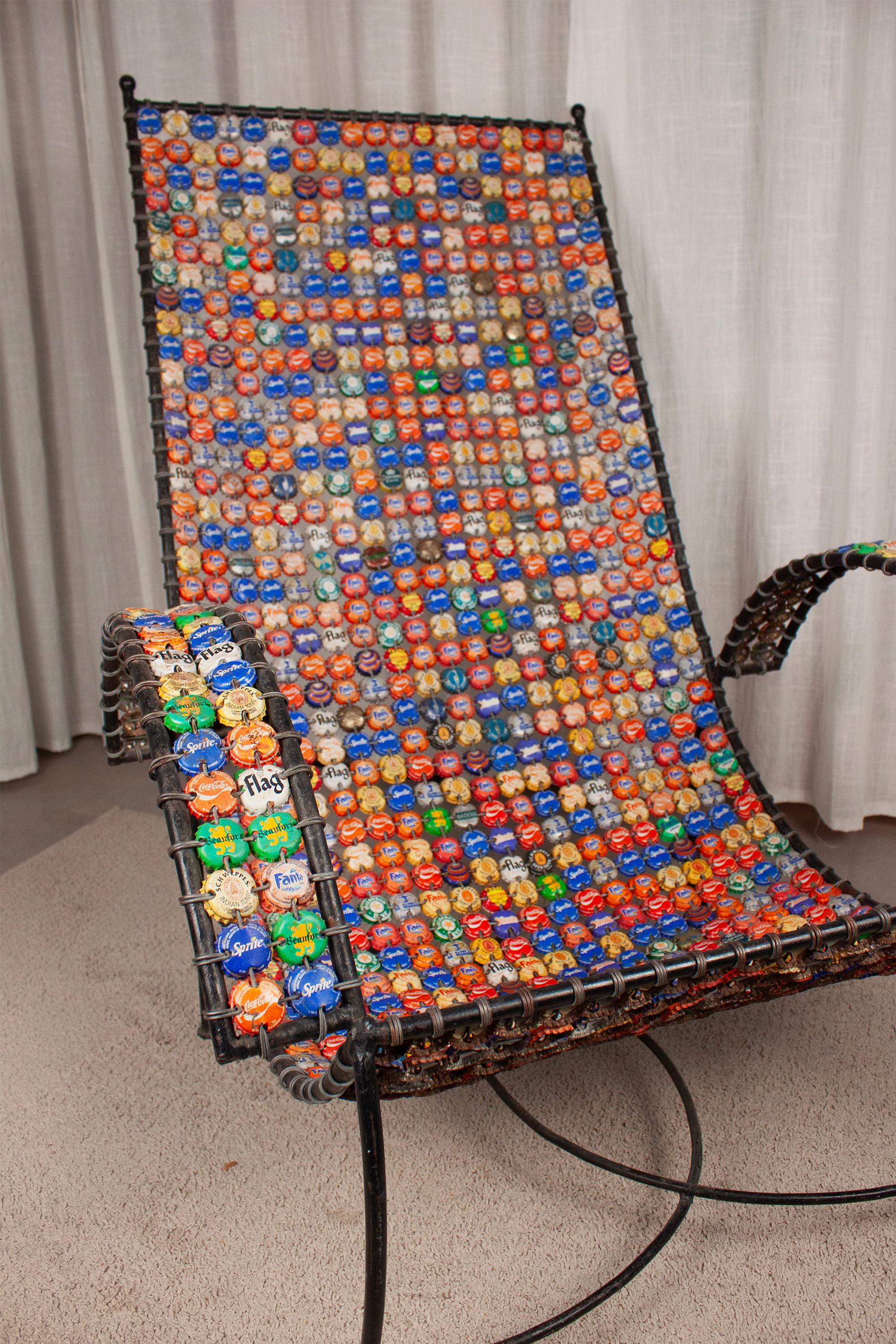 Recycled Art Furniture french Flaschendeckel und Draht Wovon Lounge Stuhl (Ende des 20. Jahrhunderts) im Angebot