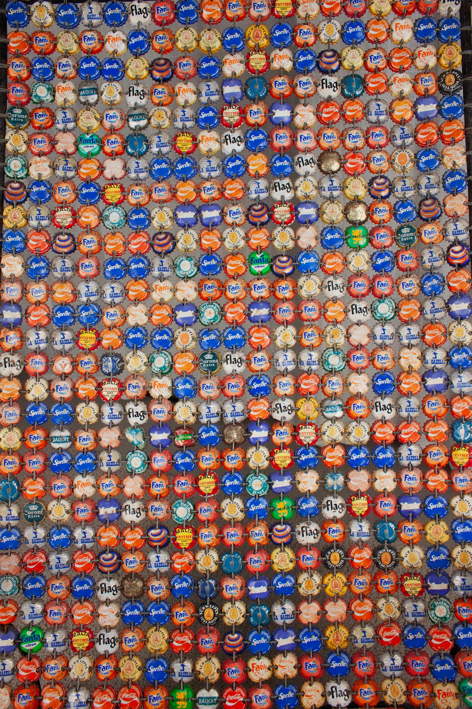 Recycled Art Furniture french Flaschendeckel und Draht Wovon Lounge Stuhl (Metall) im Angebot