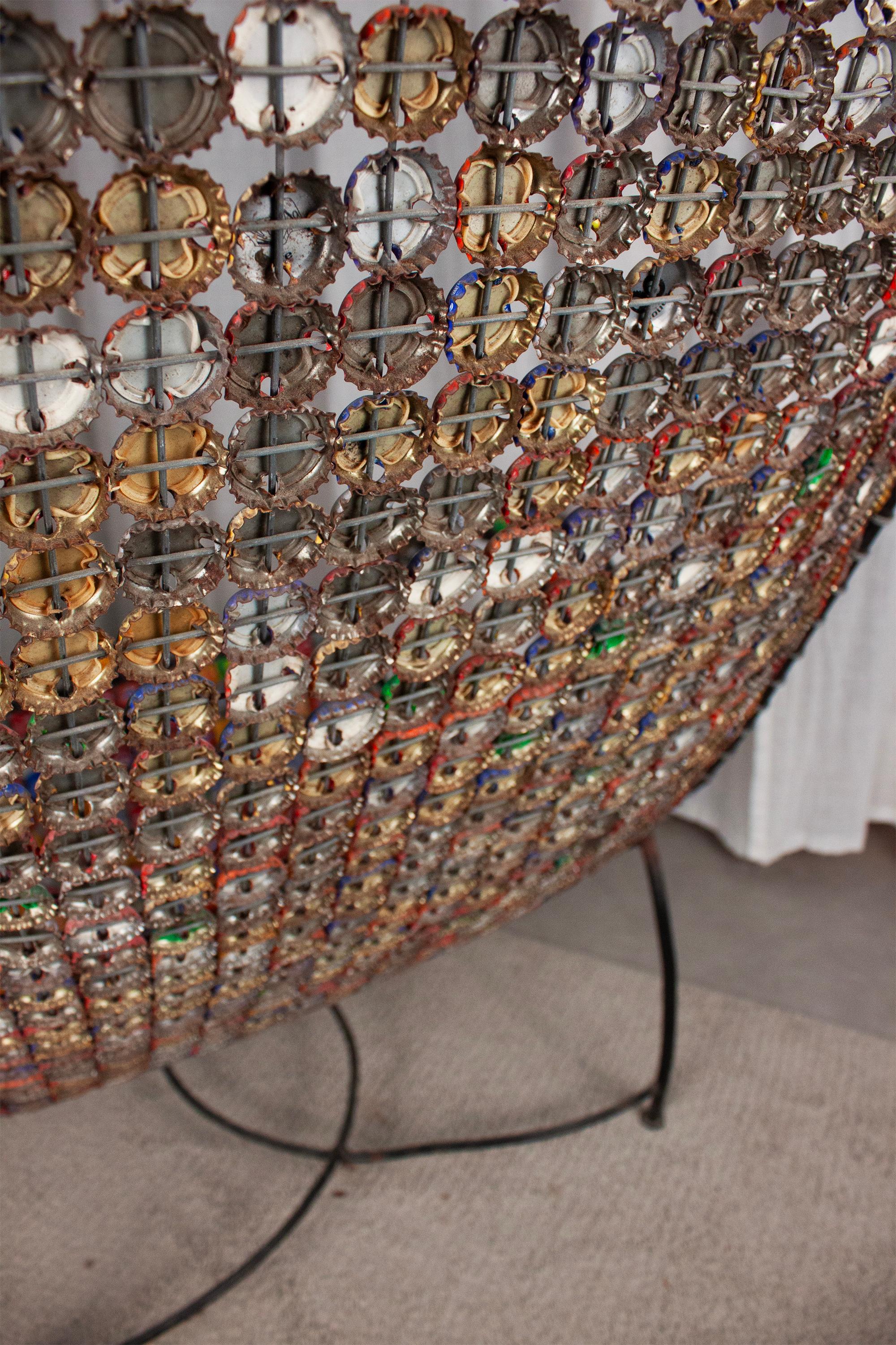 Recycled Art Furniture french Flaschendeckel und Draht Wovon Lounge Stuhl im Angebot 1