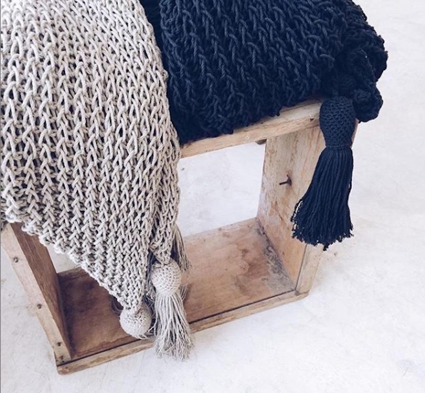 Tissé à la main Plaid en coton recyclé à armure ouverte avec franges, en noir, en stock en vente