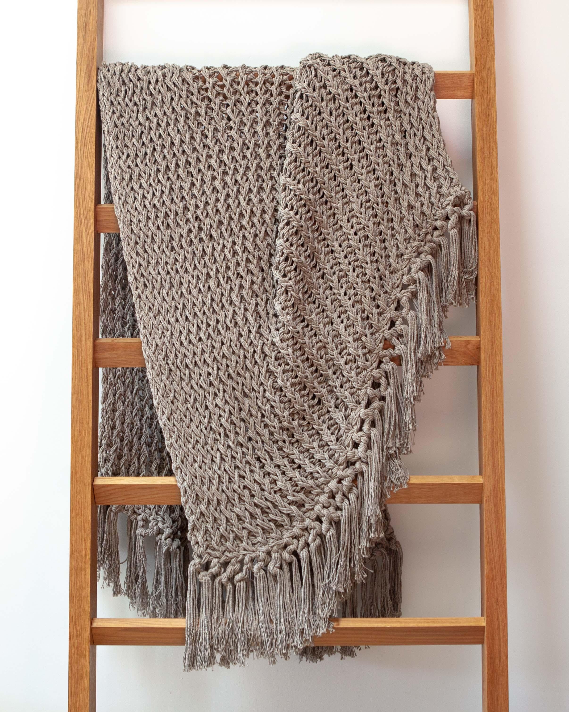 Organique Throw en coton à tissage ouvert et à franges recyclé, gris, en stock en vente