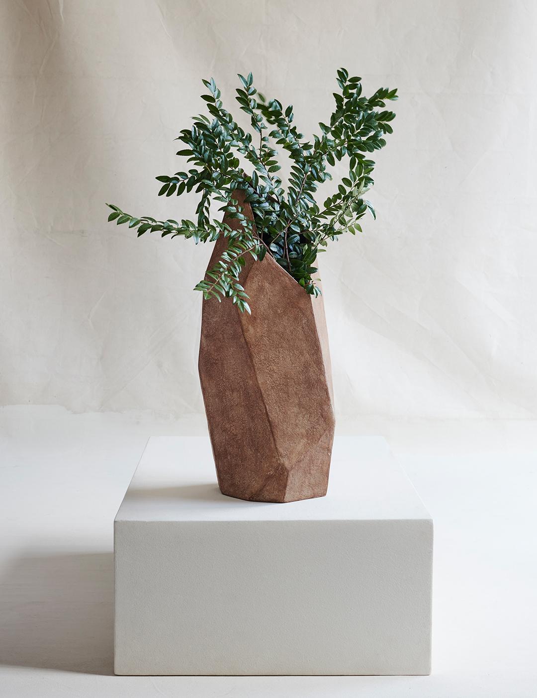 Philippin Vase géométrique en composite de papier brun moyen du Studio Laurence en vente